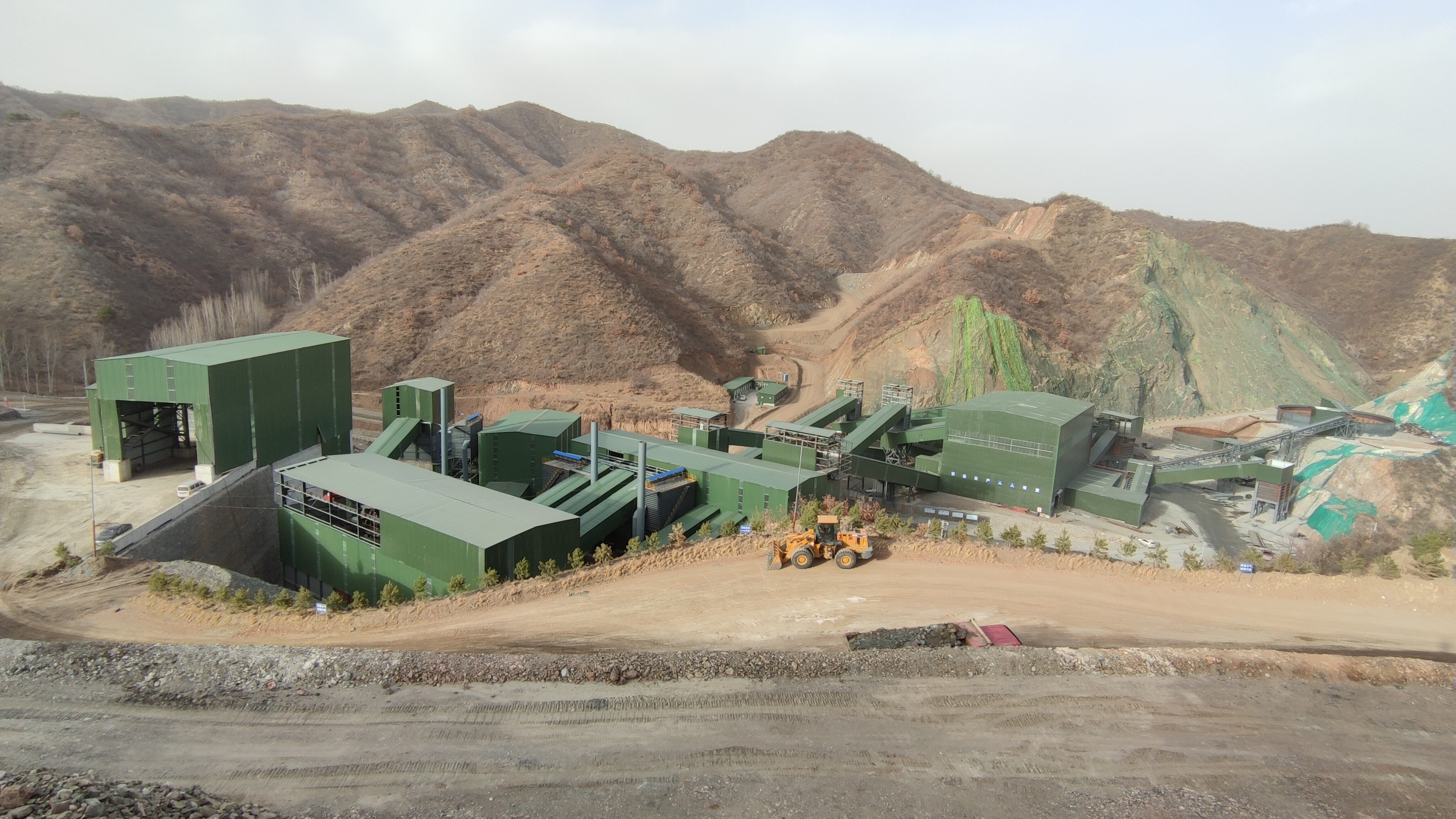 Chengde Jianlong 2000 ton/hour crushing and grinding main production equipment
