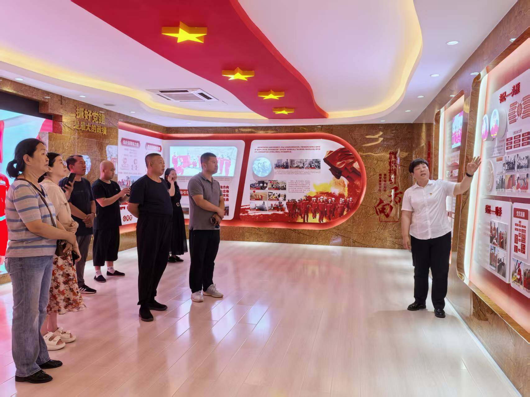 员工参观石油行业文化展示区域