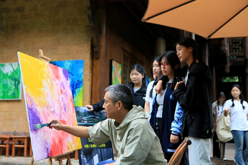 Live Painting Exhibition: Huanglong Cave Scenic Area Debuts Dynamic Art Show to Celebrate Cultural and Natural Heritage Day