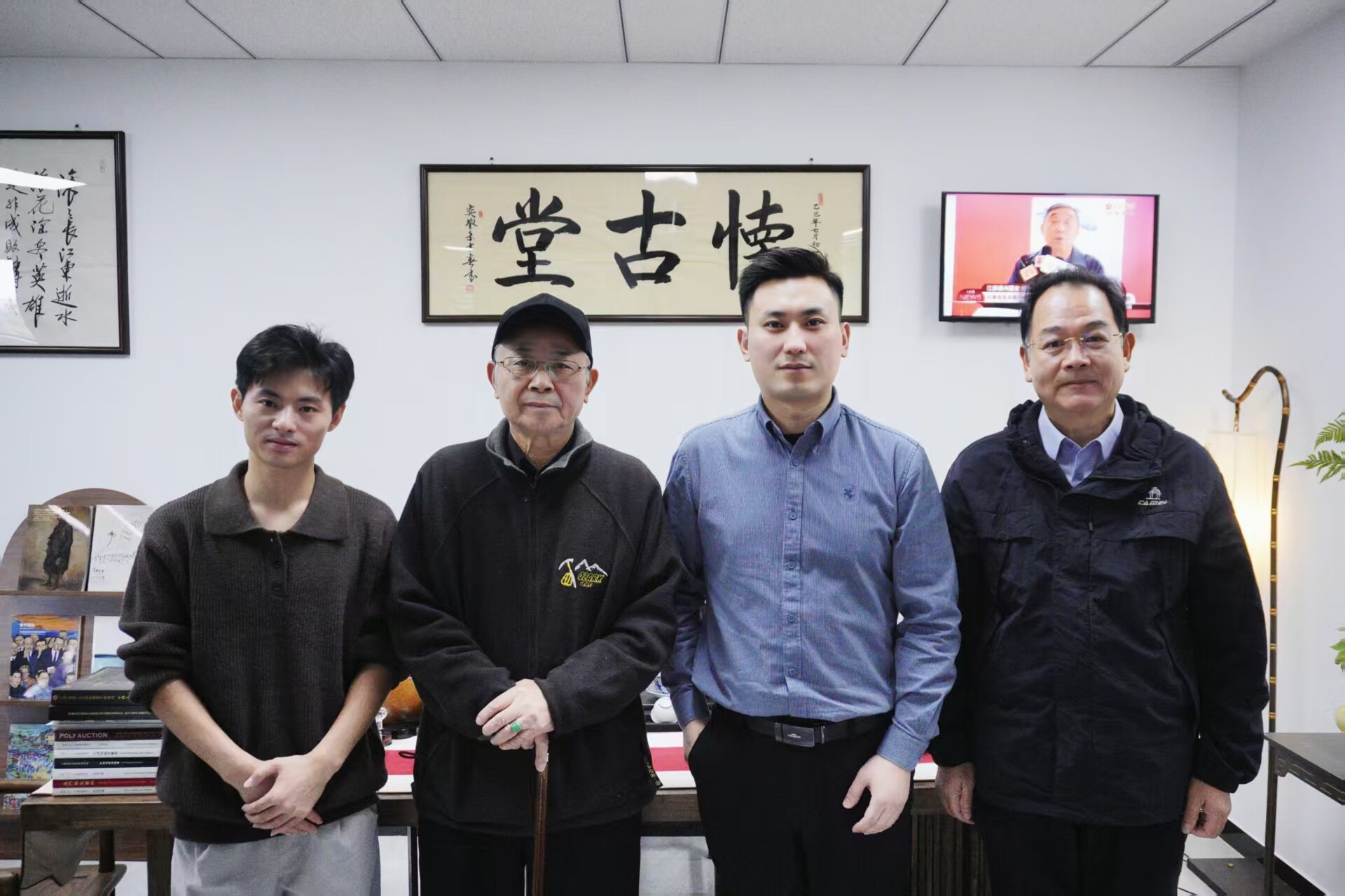 Group photo with national-level seal carving master He Shaoan