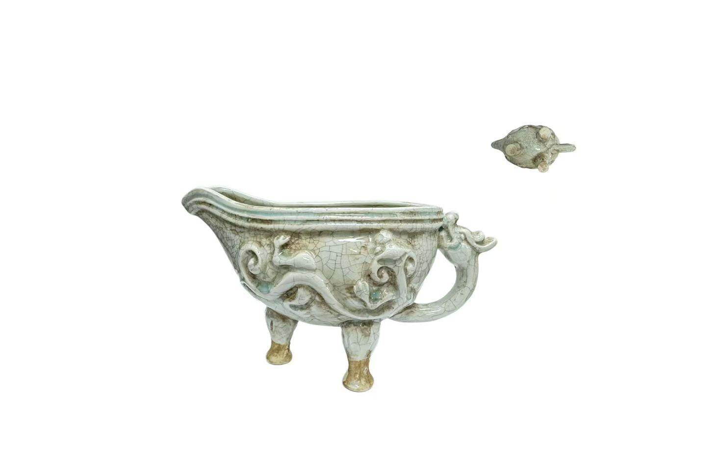 Celadon-glazed Yi with Three Feet and Chi-Dragon Decoration
