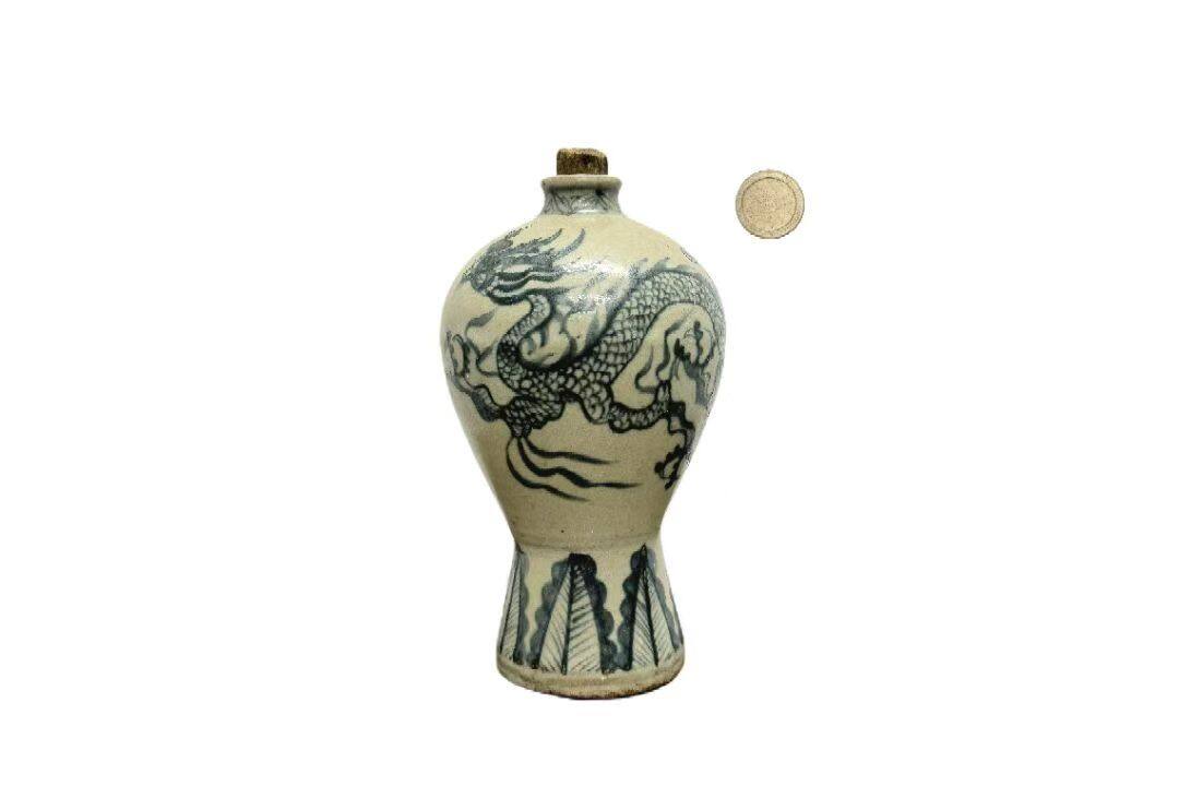 Yuan Blue-and-White Dragon-pattern Meiping Vase