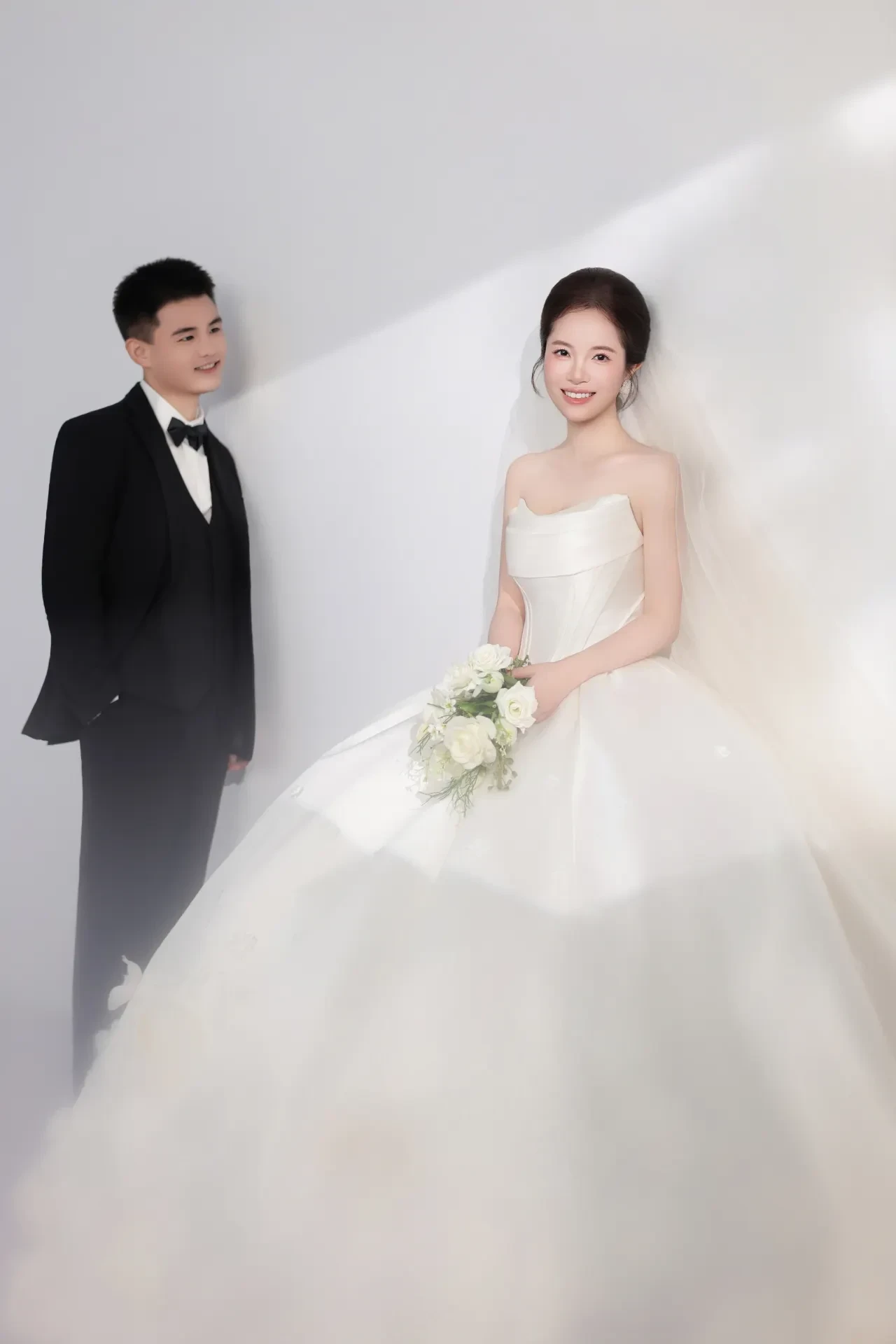 影棚里的婚纱合影