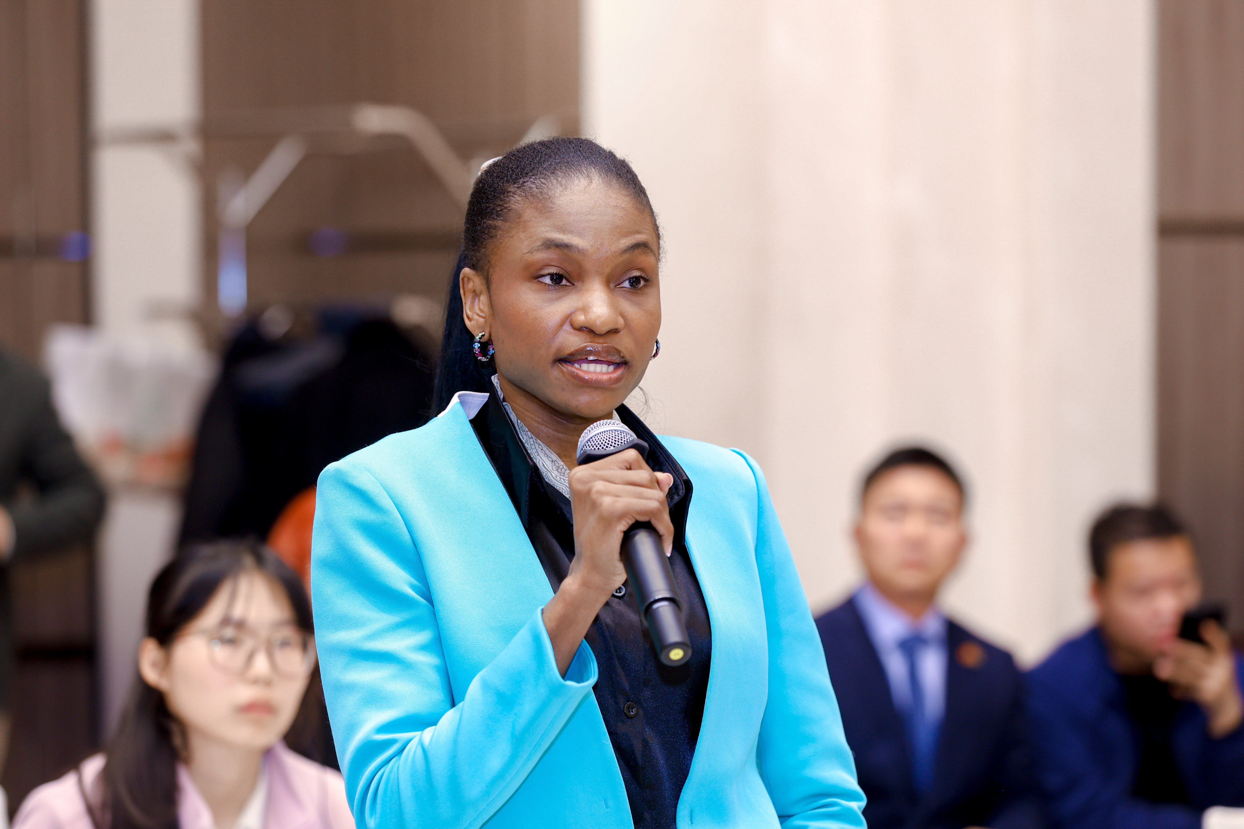 Alina Mbango 女士