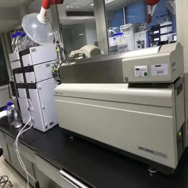 暗色实验室中运行中的液相色谱质谱联用仪