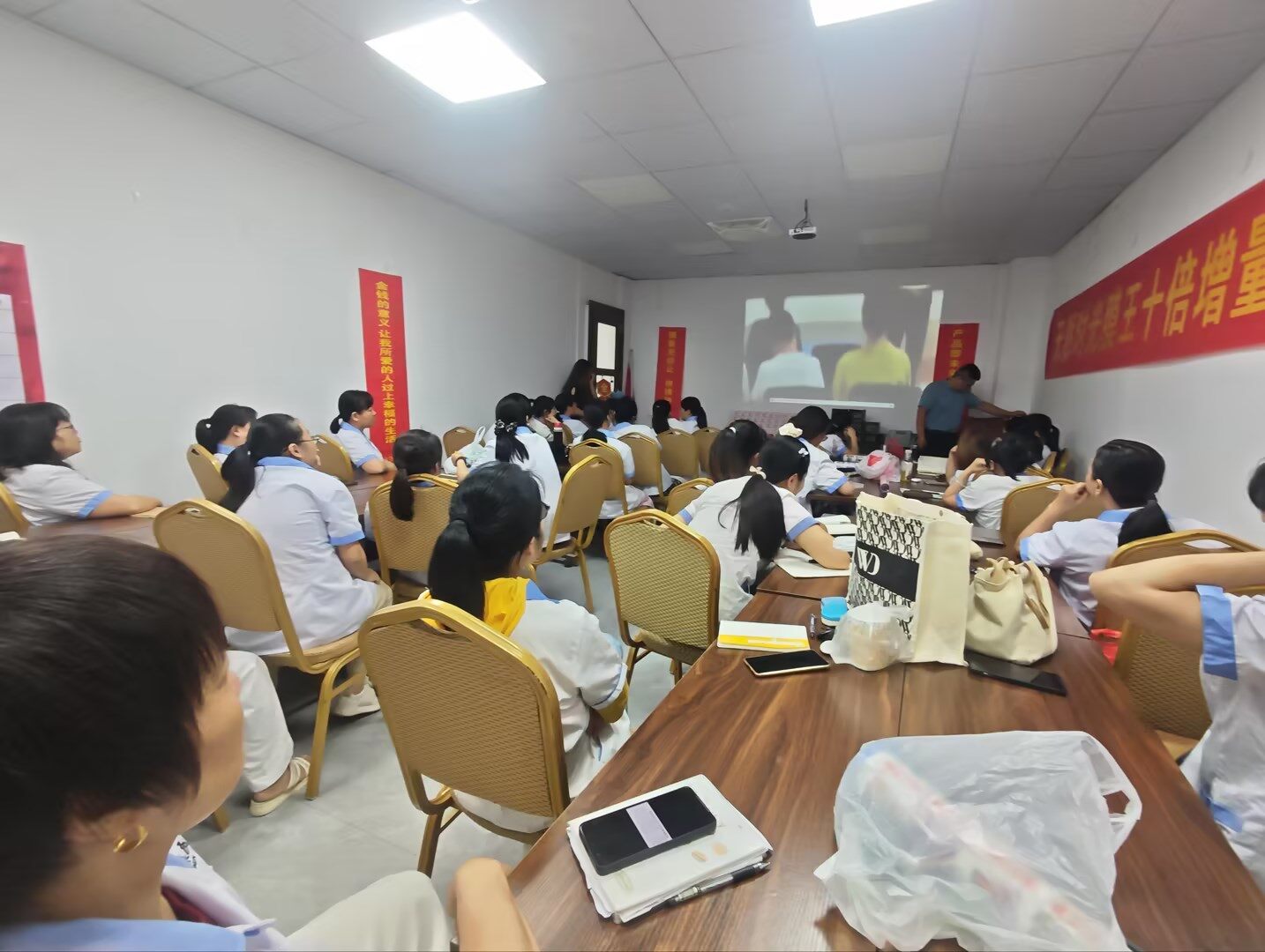 公司组织全员观看服务提升专题影片 凝聚团队共识