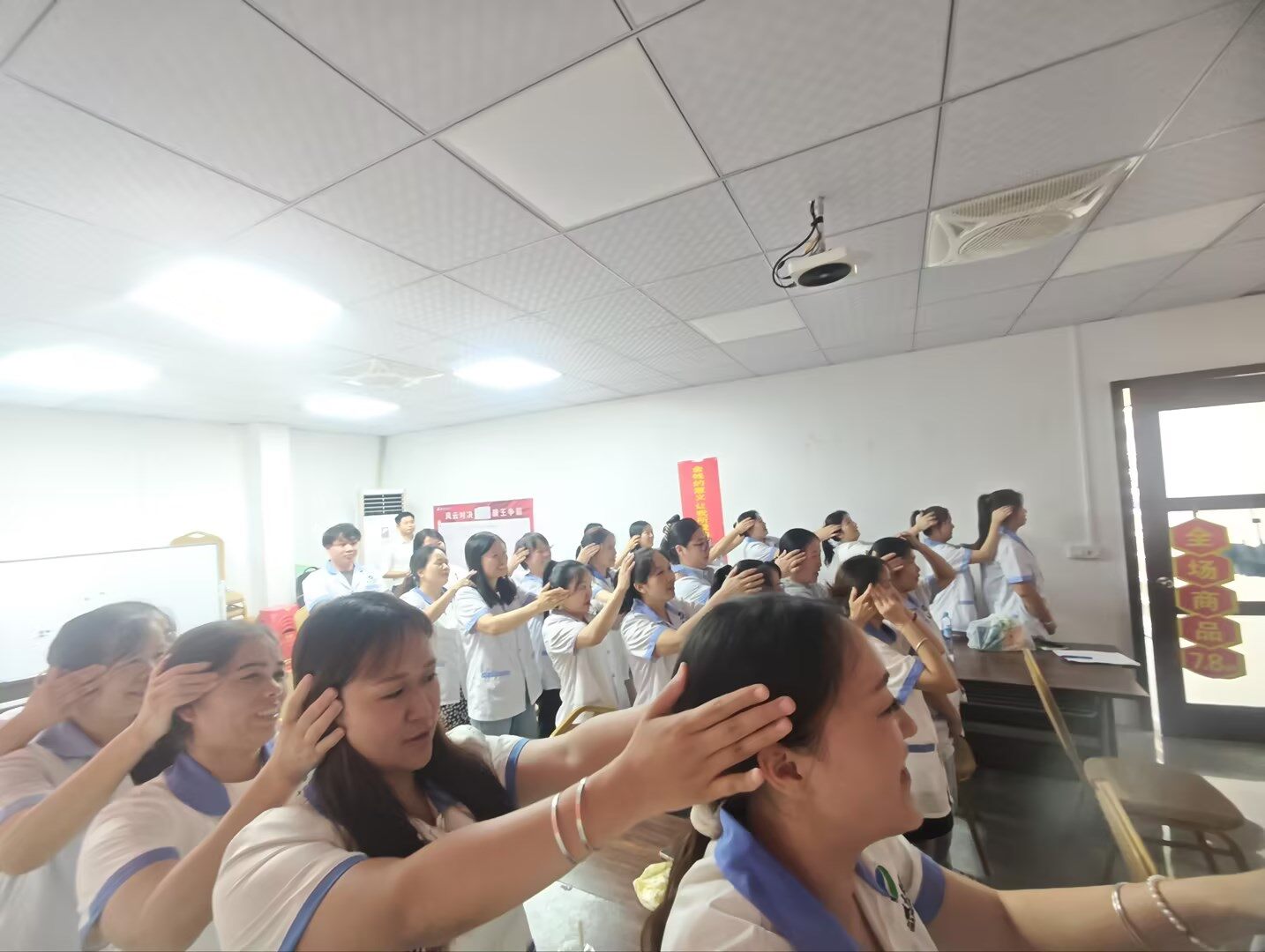 公司开展全员服务礼仪专项训练 提升门店服务温度
