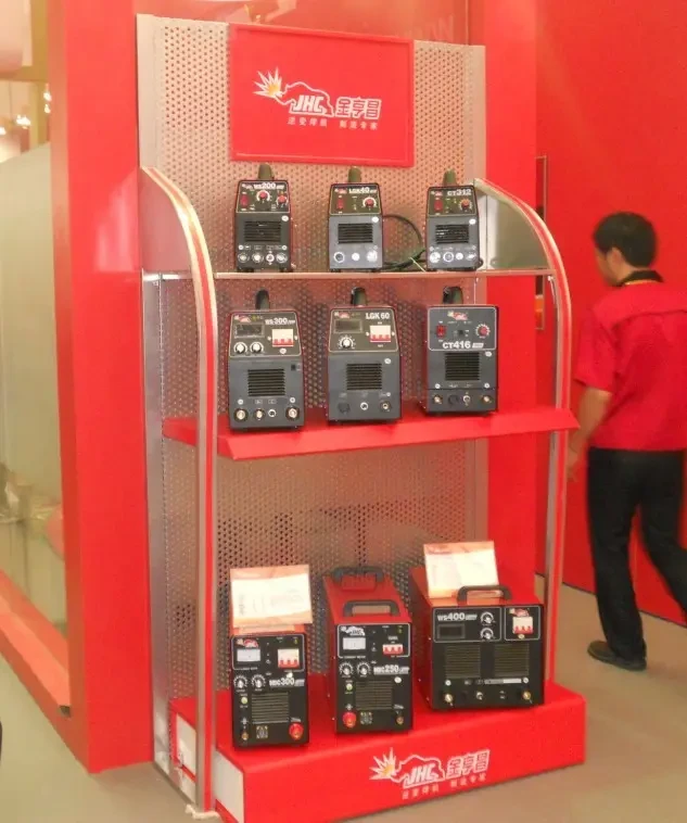 五金门店的挂钩展示墙