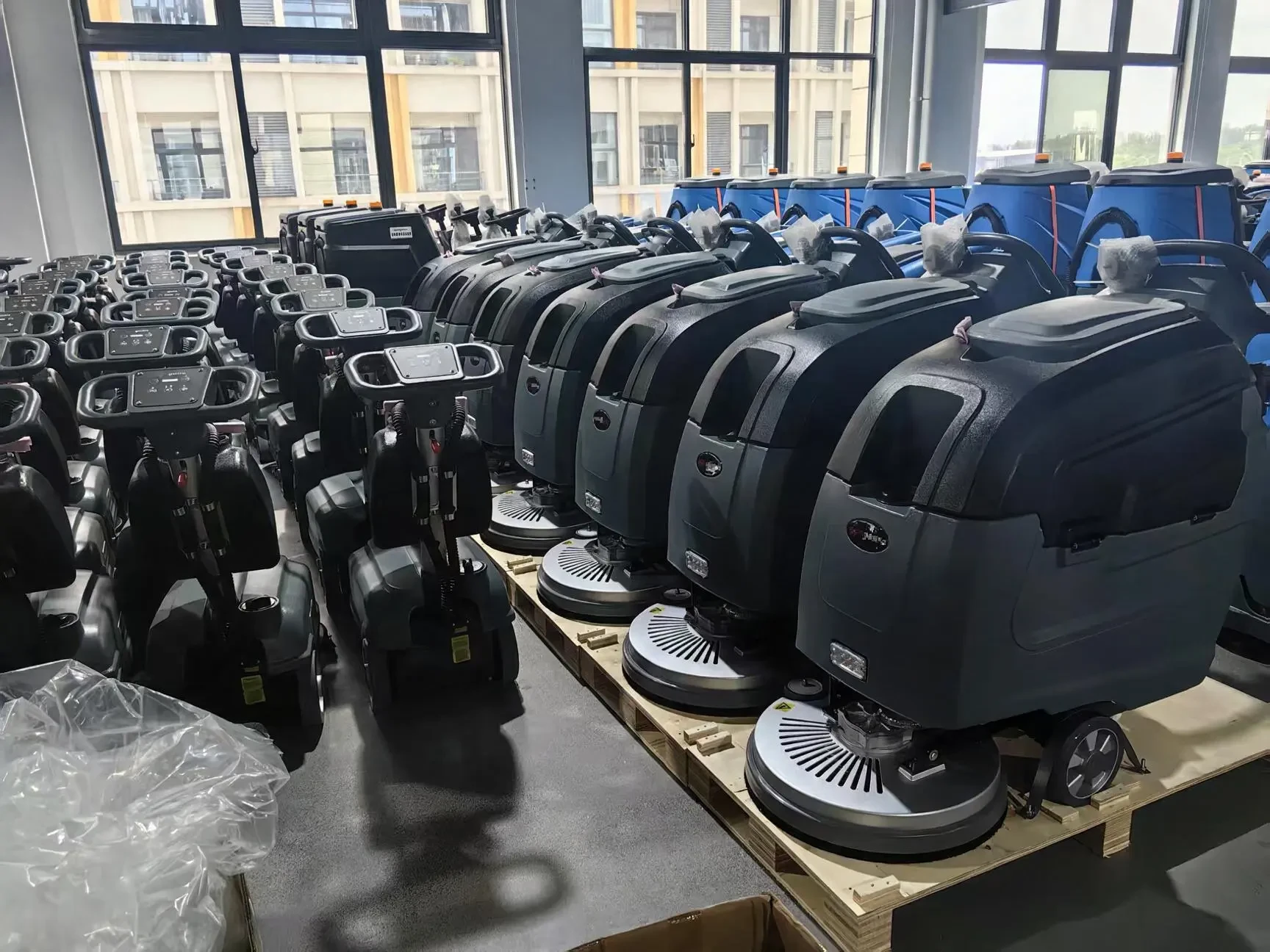 GT Industrial Self-Propelled Floor Scrubber product showcase