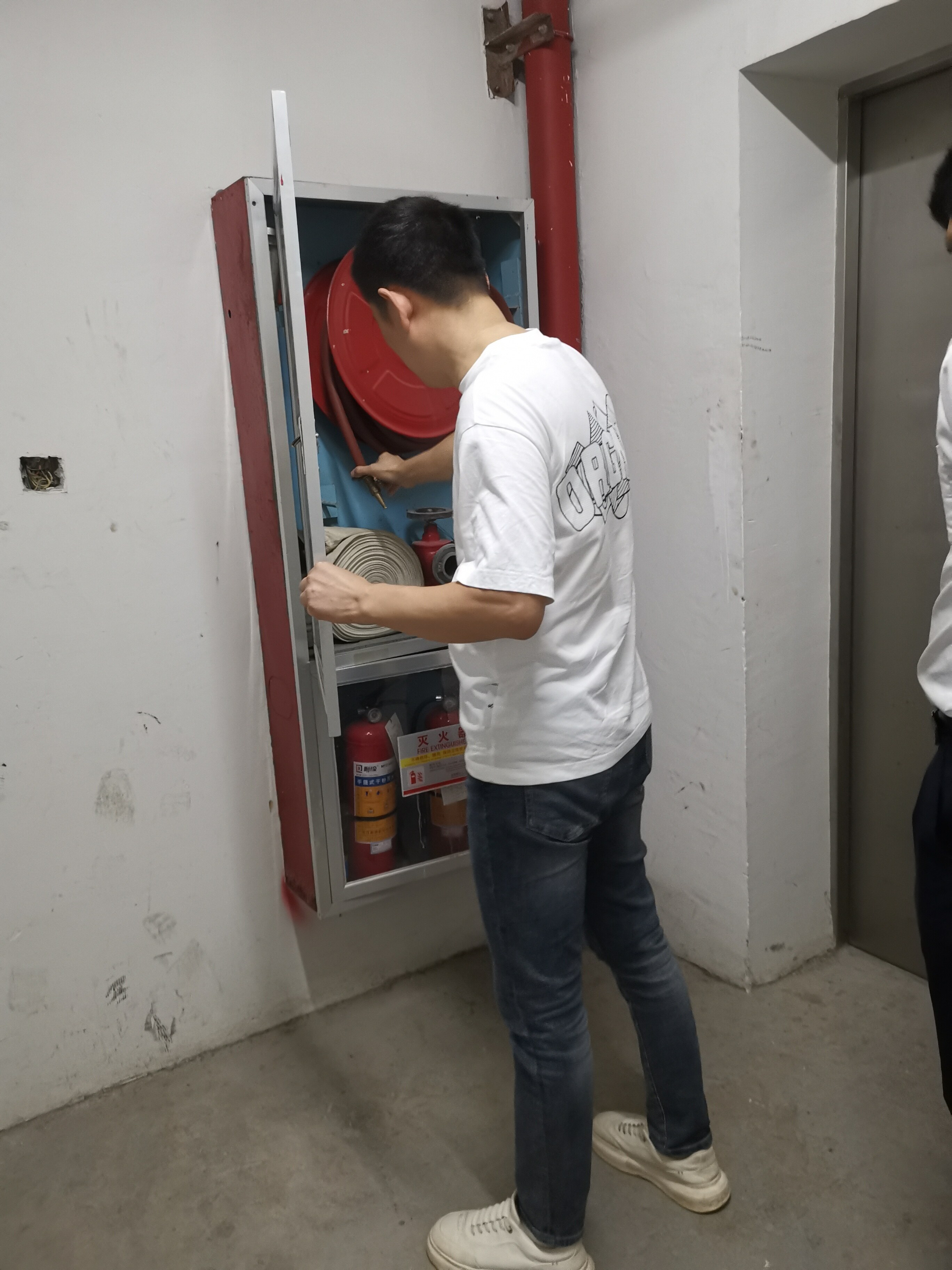 维保技术人员检查消防设备