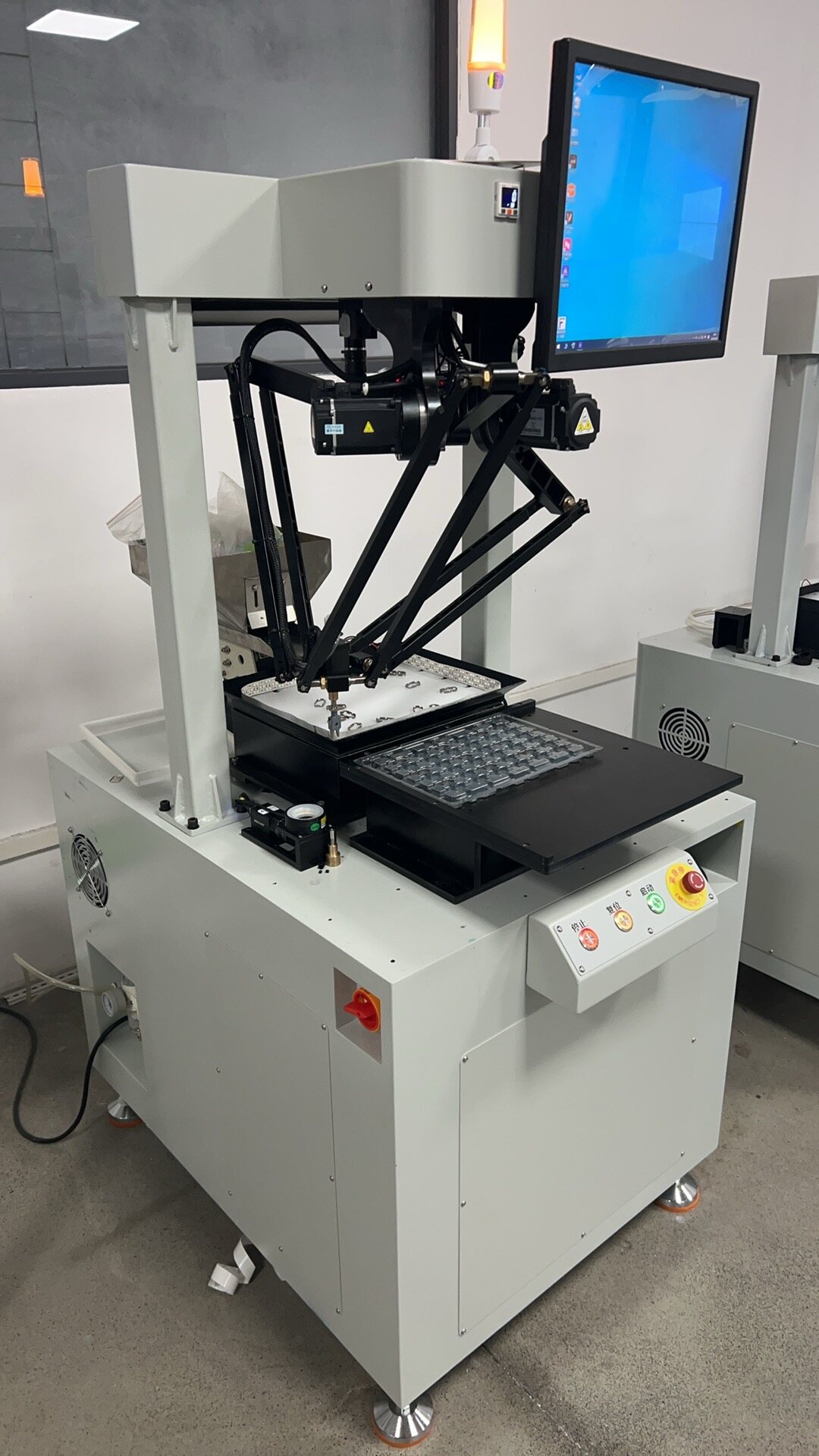 Integrated Flexible Vibratory Feeding System with Equipment Cabinet