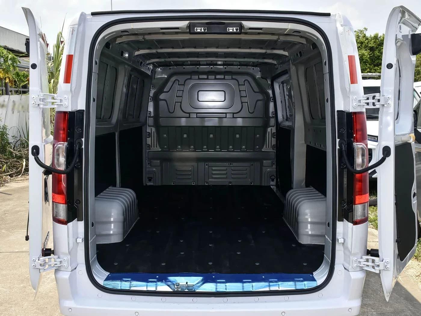 v7e_interior_cargo_rear_doors.webp