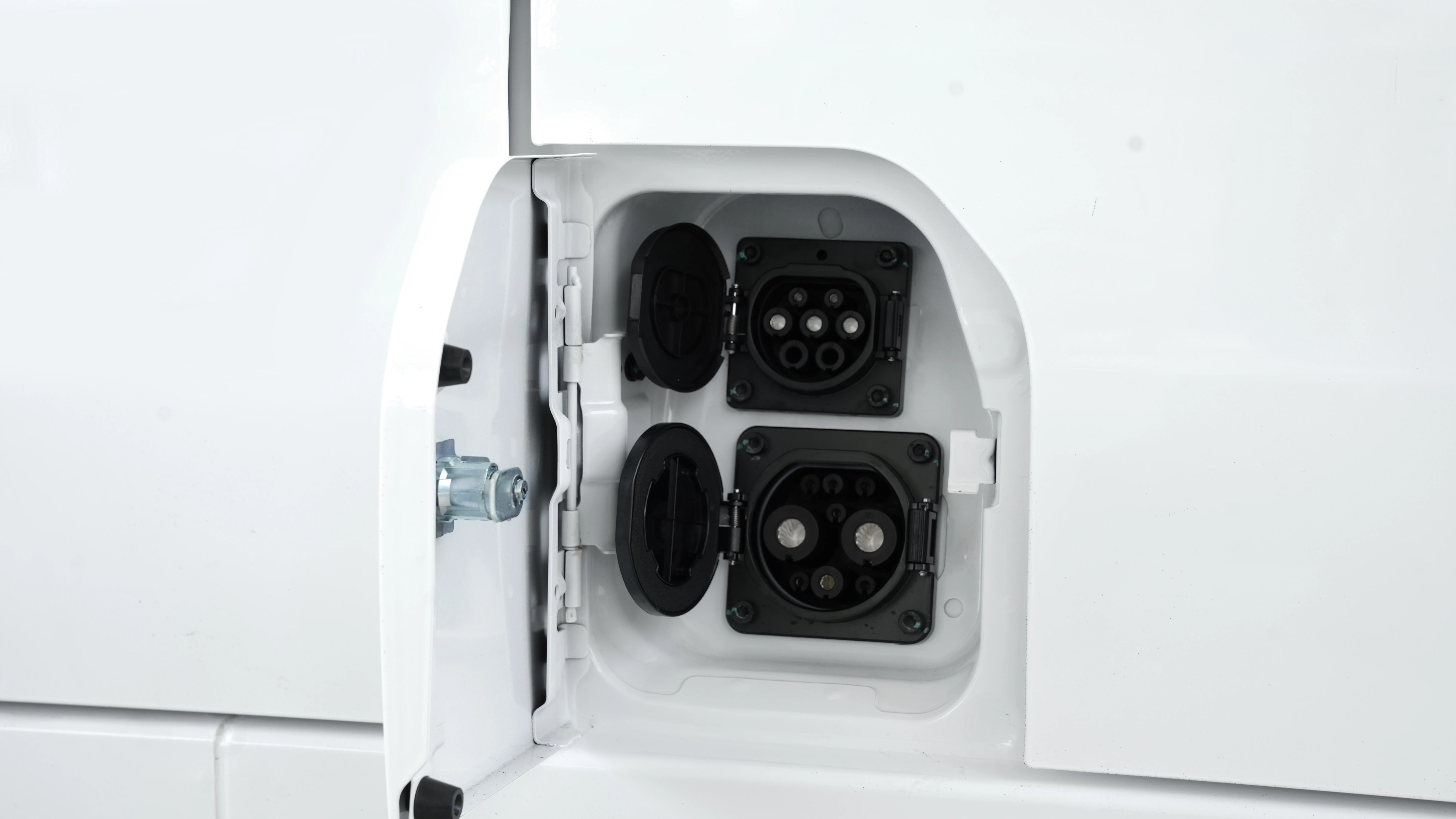 v6e_passenger_interior_charging_port.webp