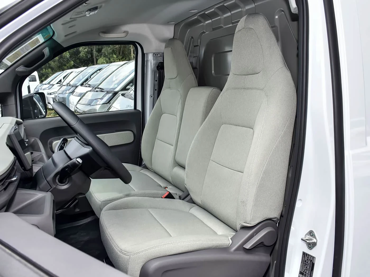v7e-box-truck-cockpit-seats.webp