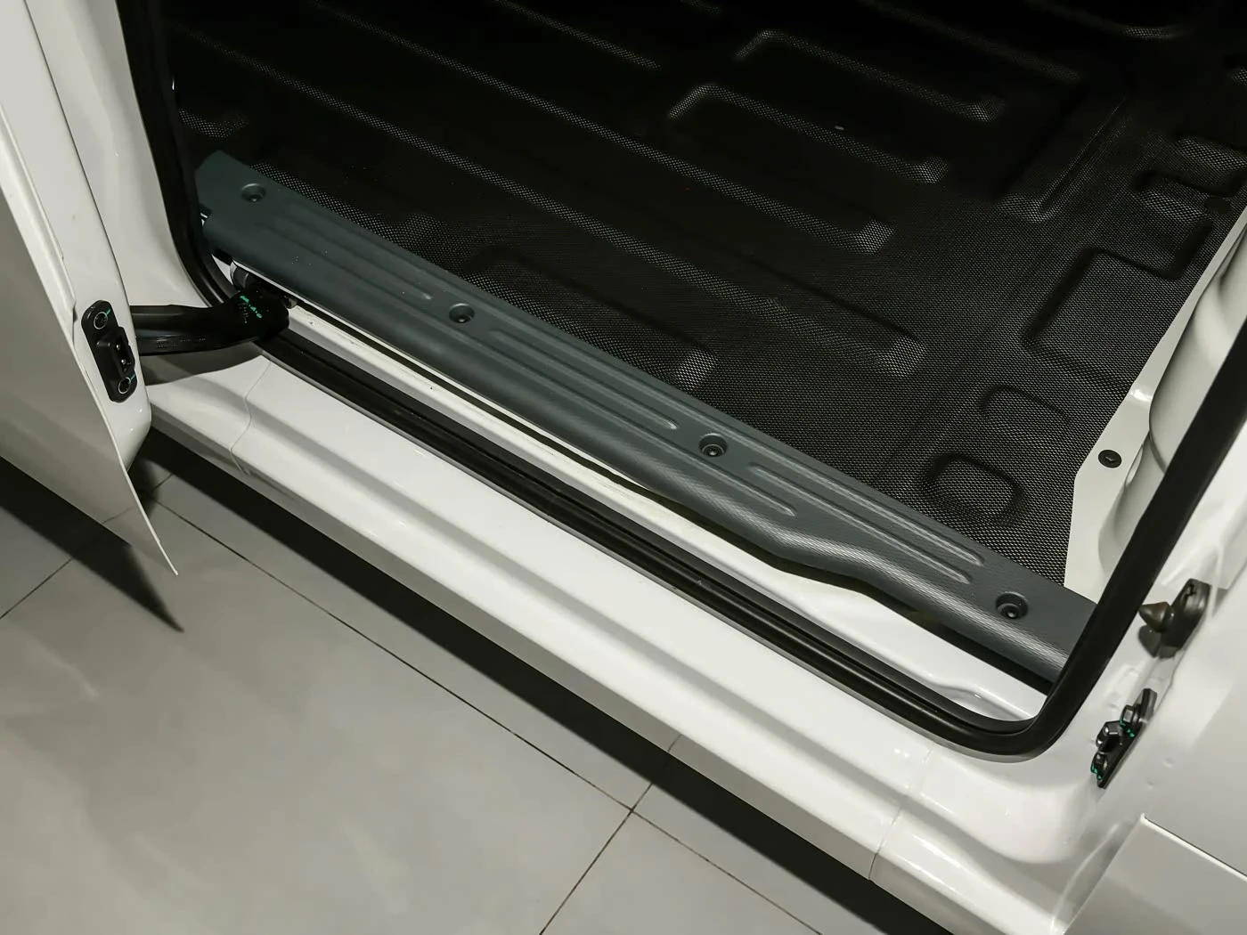 v6e-box-truck-interior-side-door-sill.webp