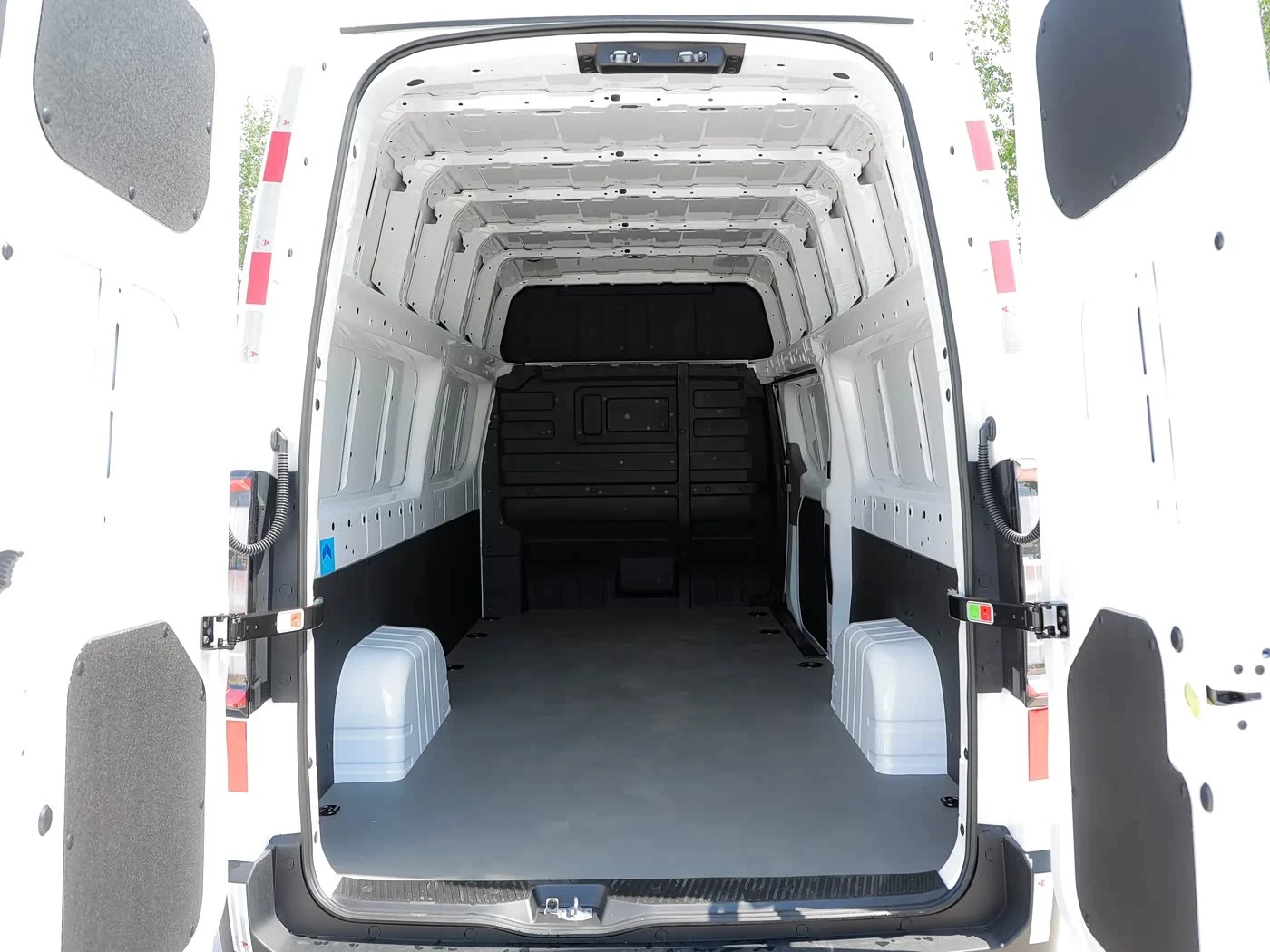 sv-jincheng-long-high-interior-cargo-rear.webp