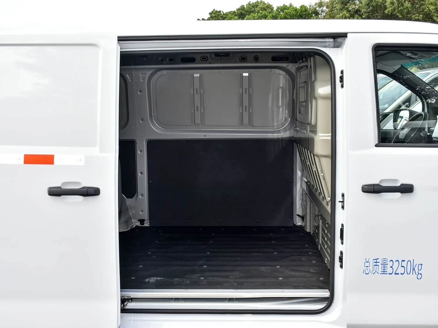 v7e_interior_cargo_side_door.webp