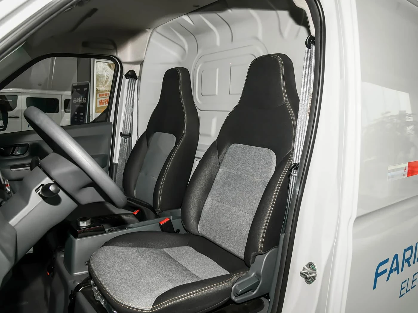 v6e-box-truck-interior-front-seats.webp