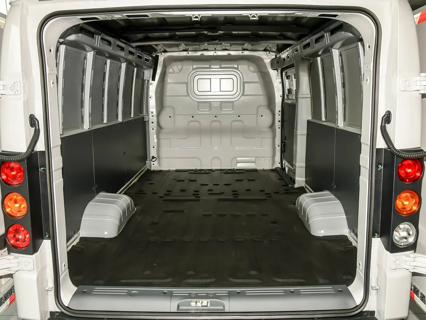 v6e-box-truck-interior-cargo-area.webp