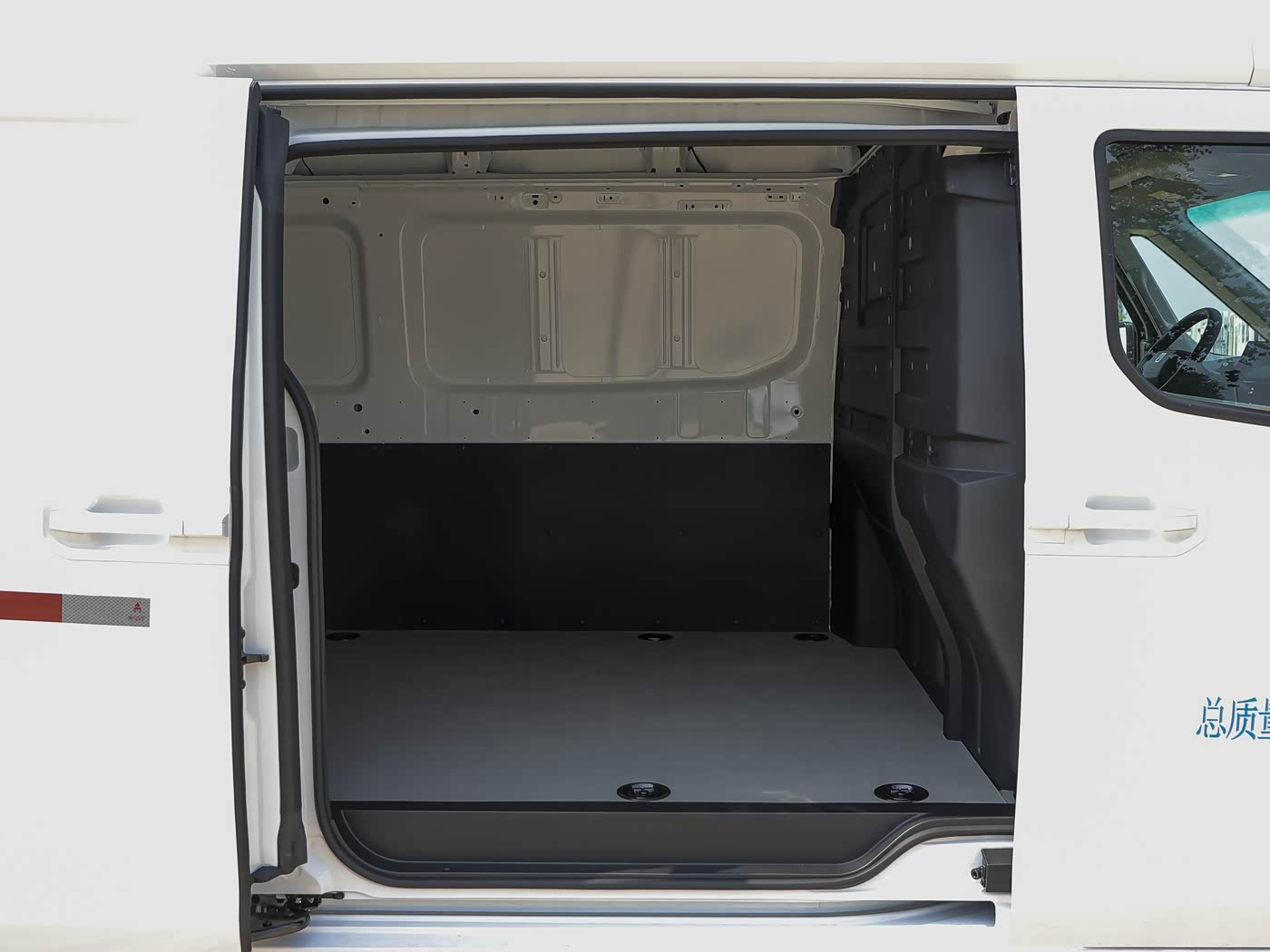 sv-cargo-area-rear-door.png