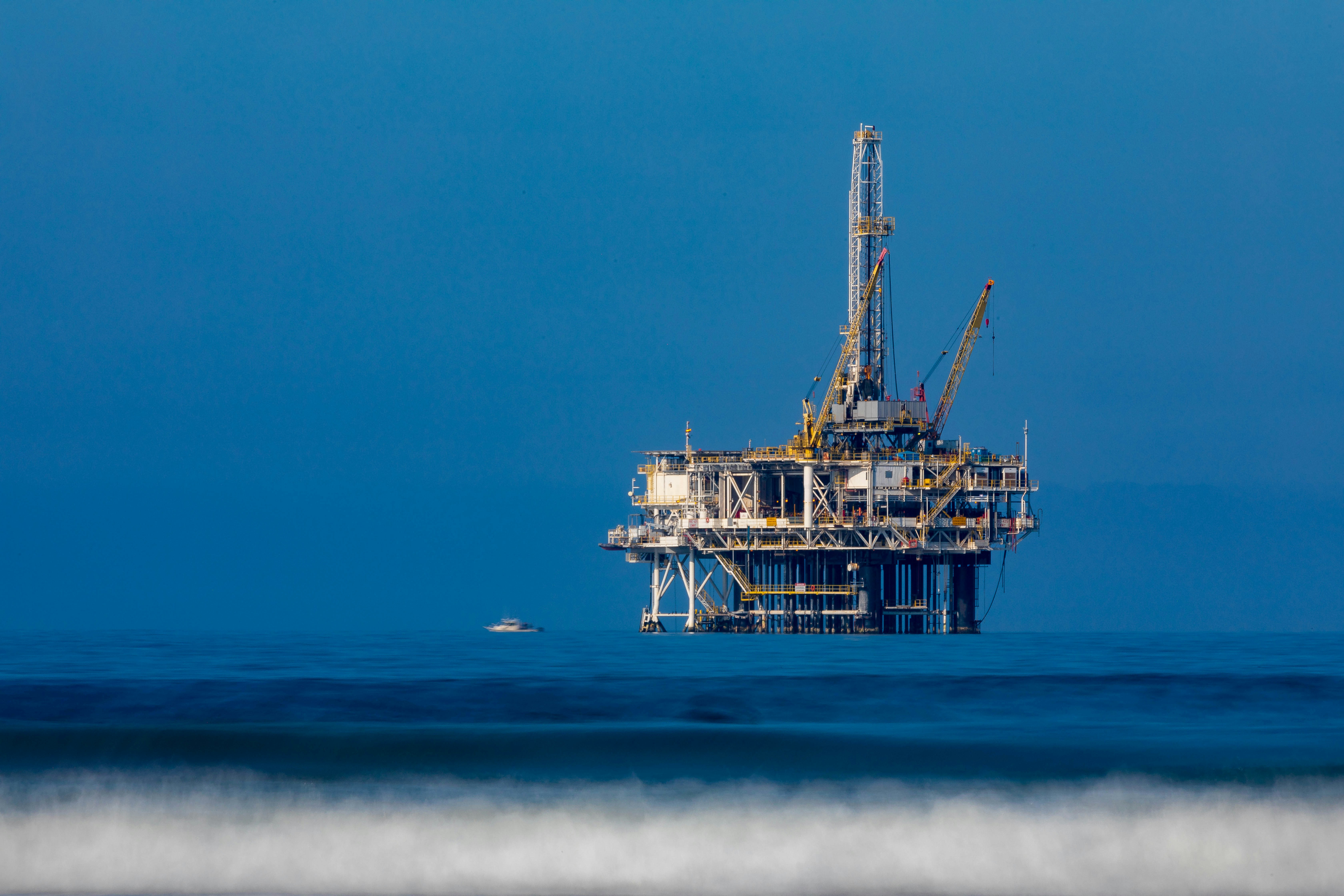 Low-carbon, low-alloy high-strength marine steel FH70