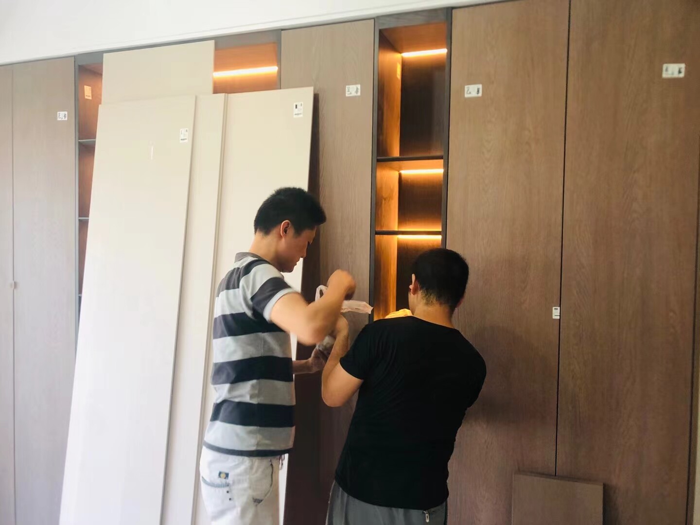 全屋定制现场安装柜体