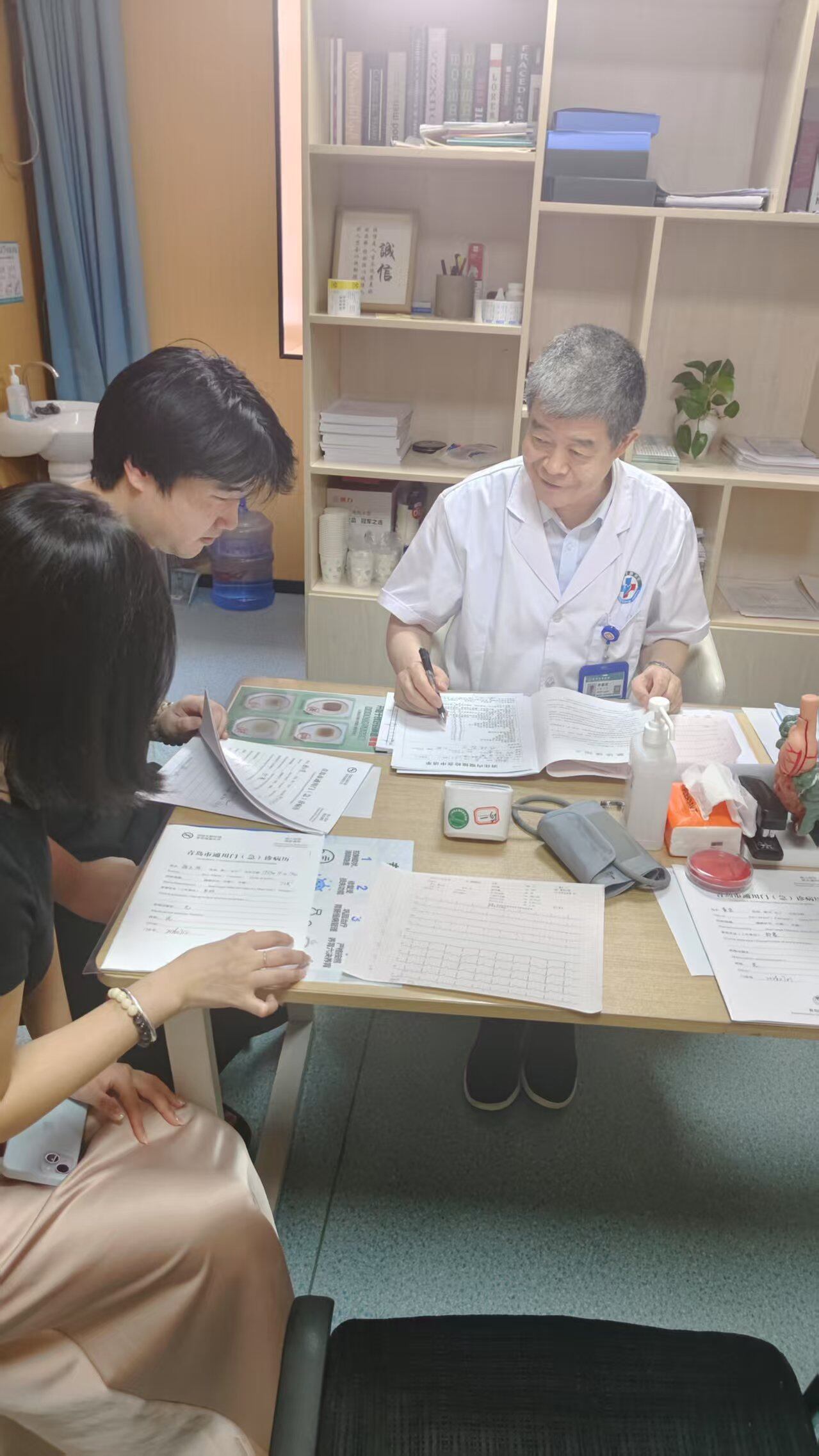 医生仔细查看病历资料