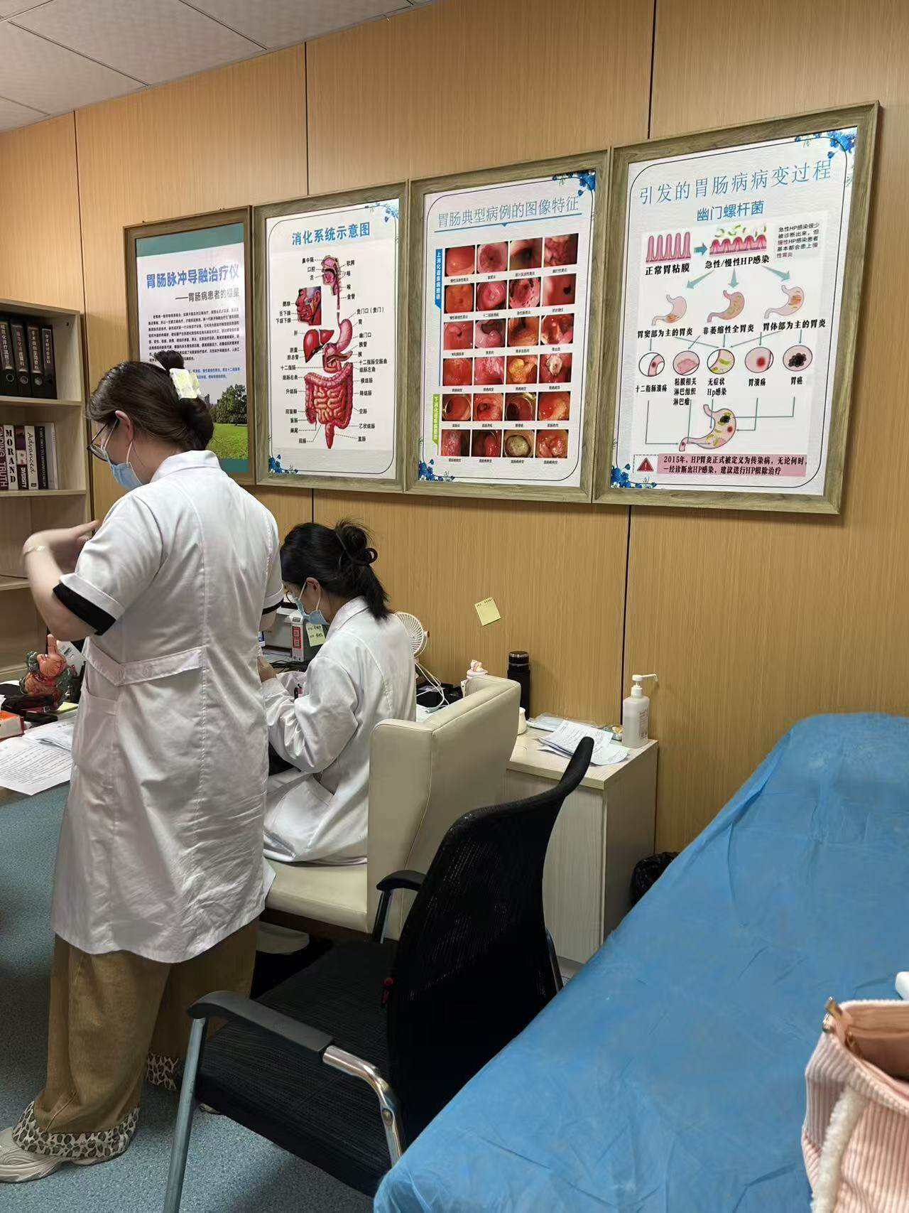 医生耐心解答患者疑问