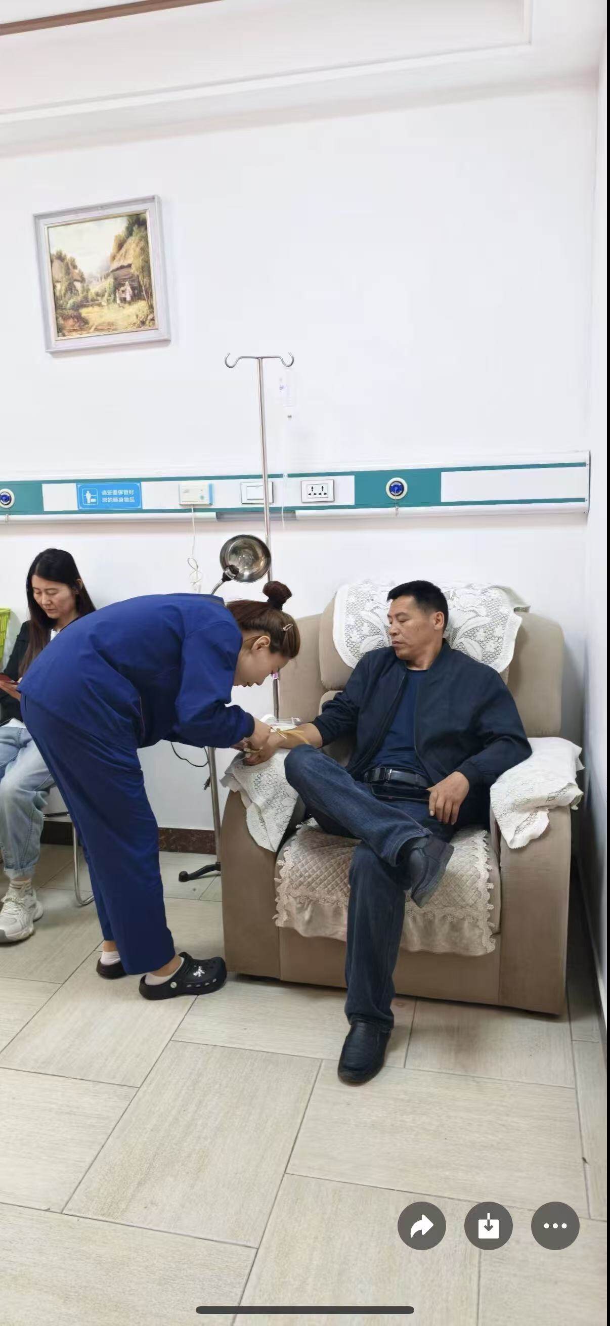 专业诊室，医生正在为患者看诊