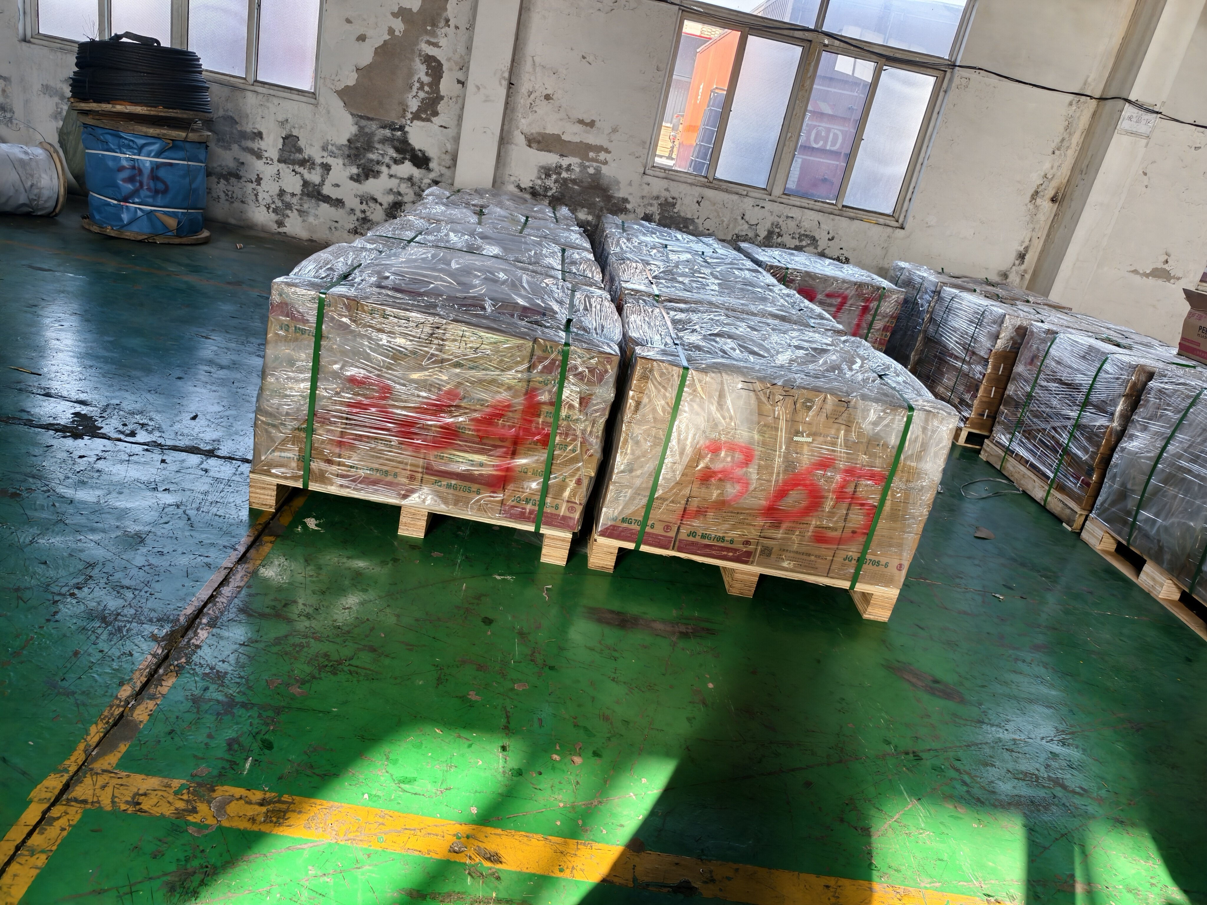 仓库内多排塑料膜包裹货物