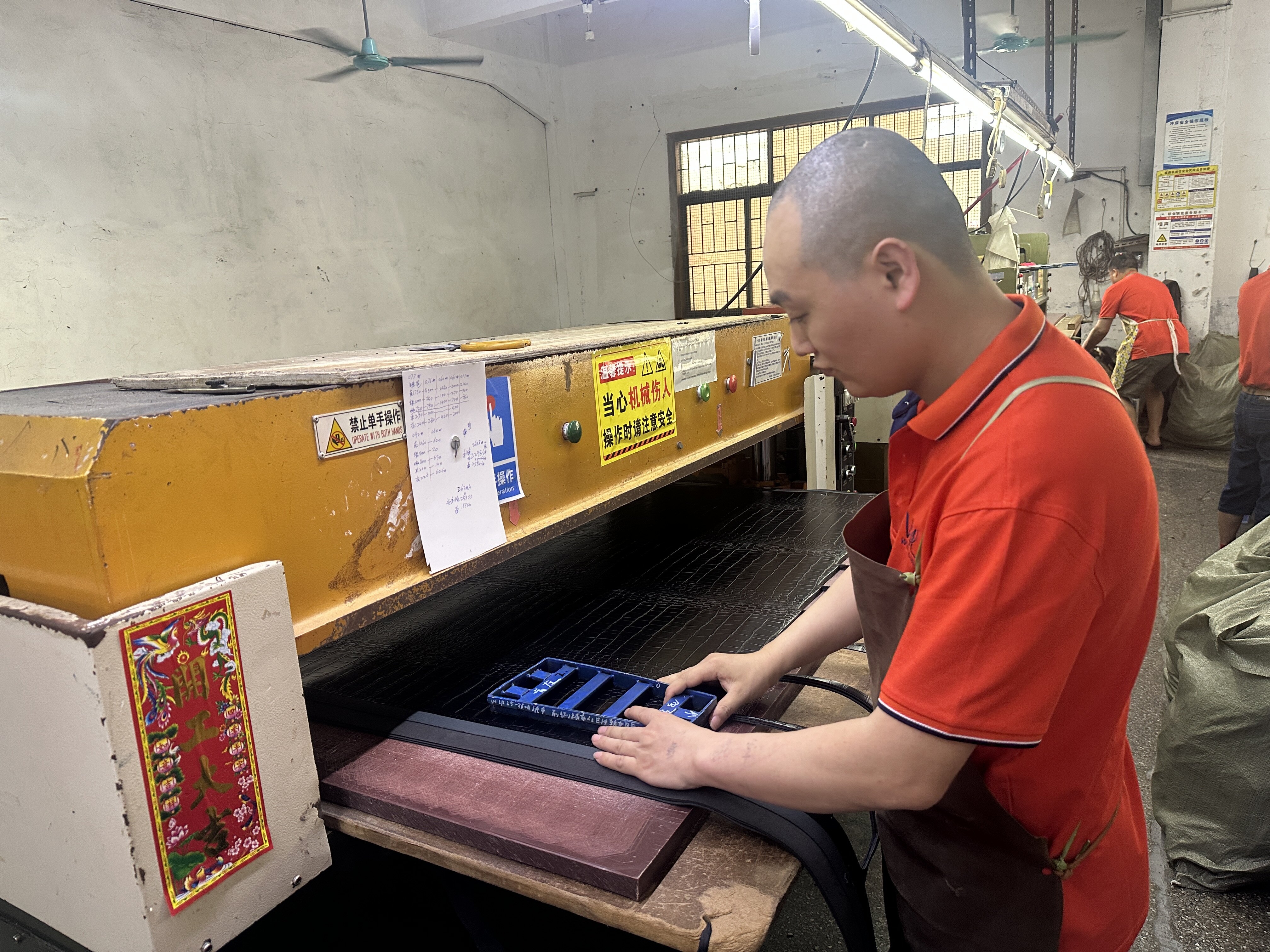 Cutting process - precision leather cutting machine