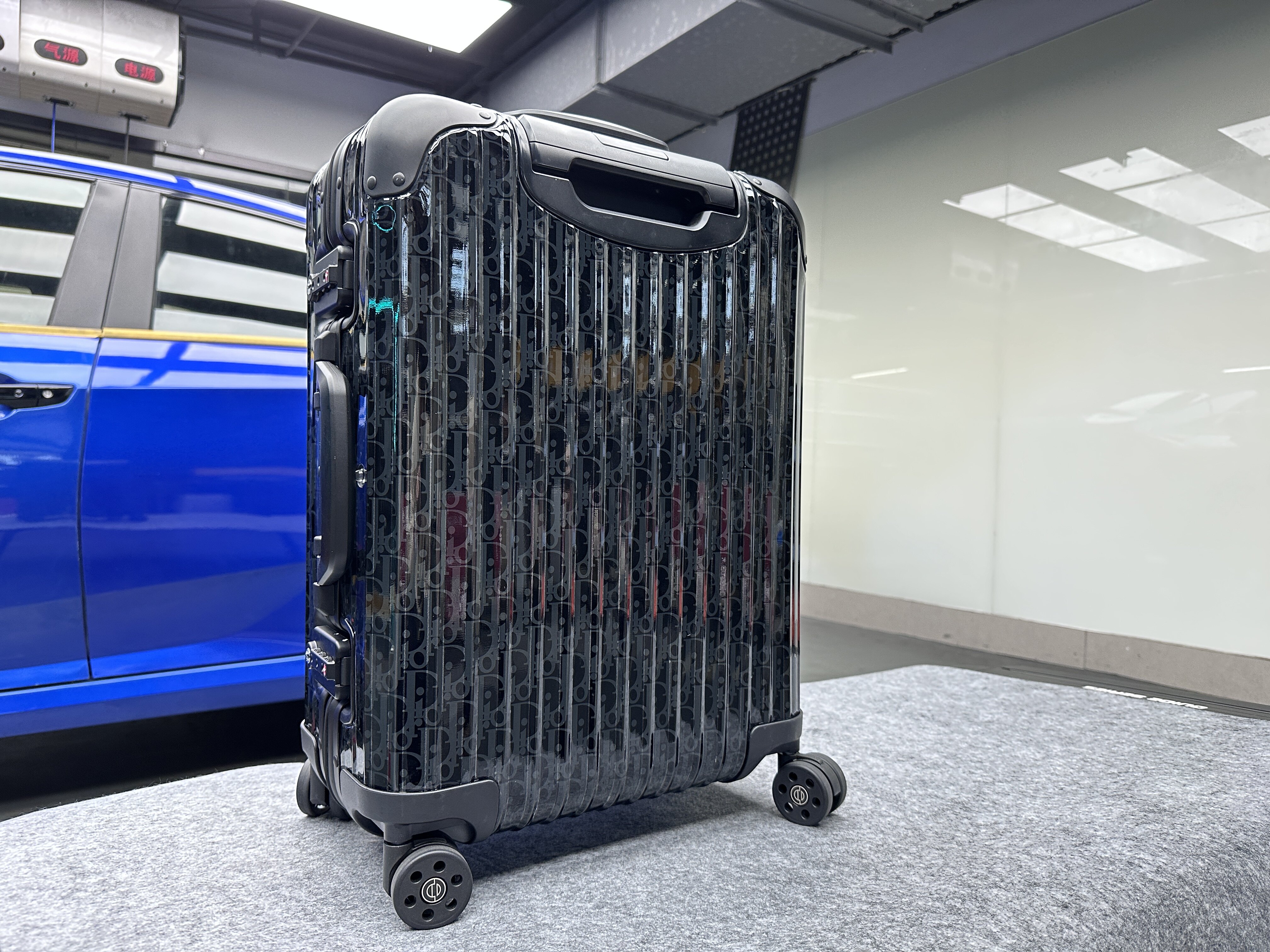 DIOR&RIMOWA联名款登机箱贴膜 - 贴膜后