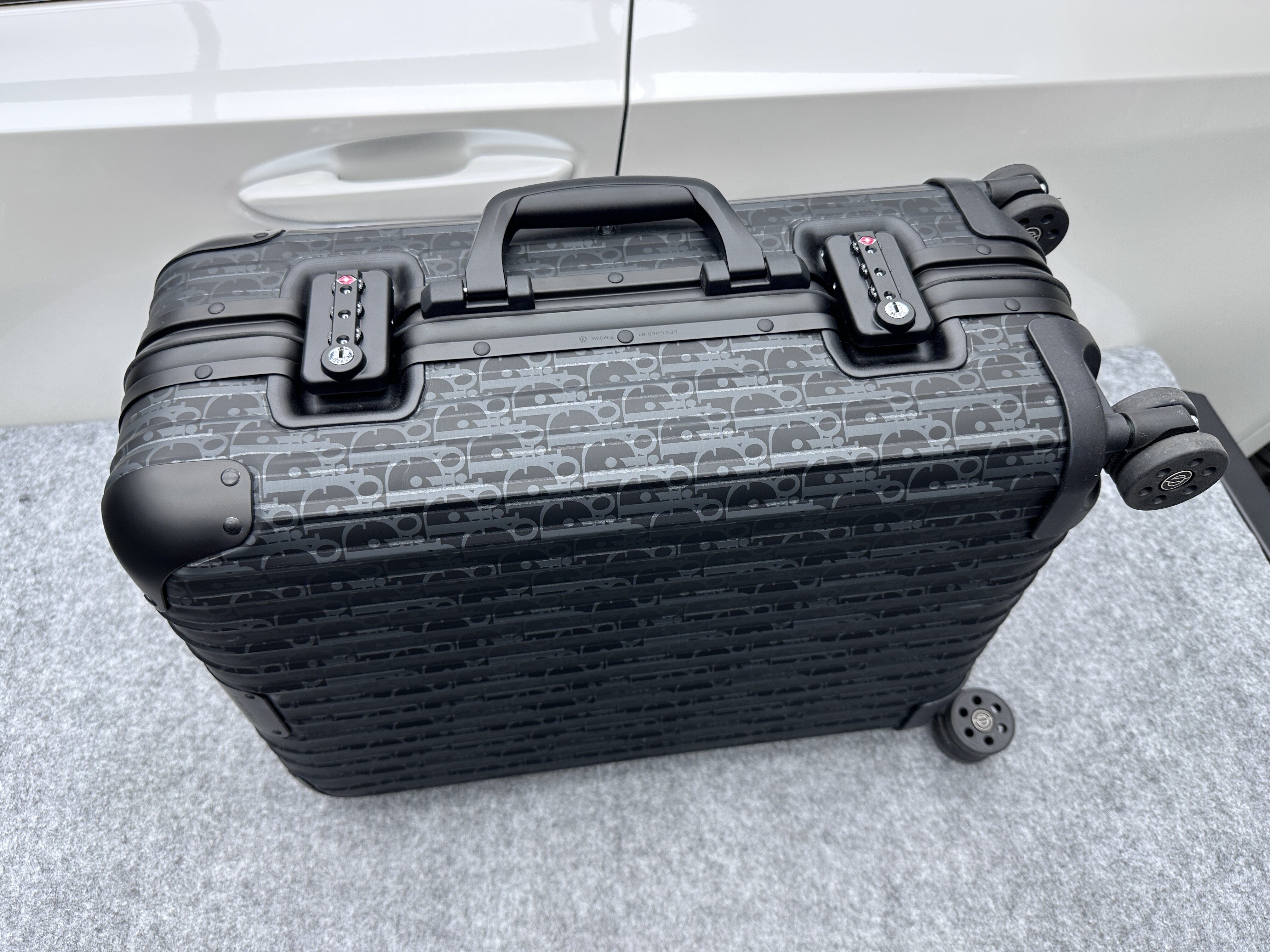 DIOR&RIMOWA联名款登机箱贴膜 - 贴膜前