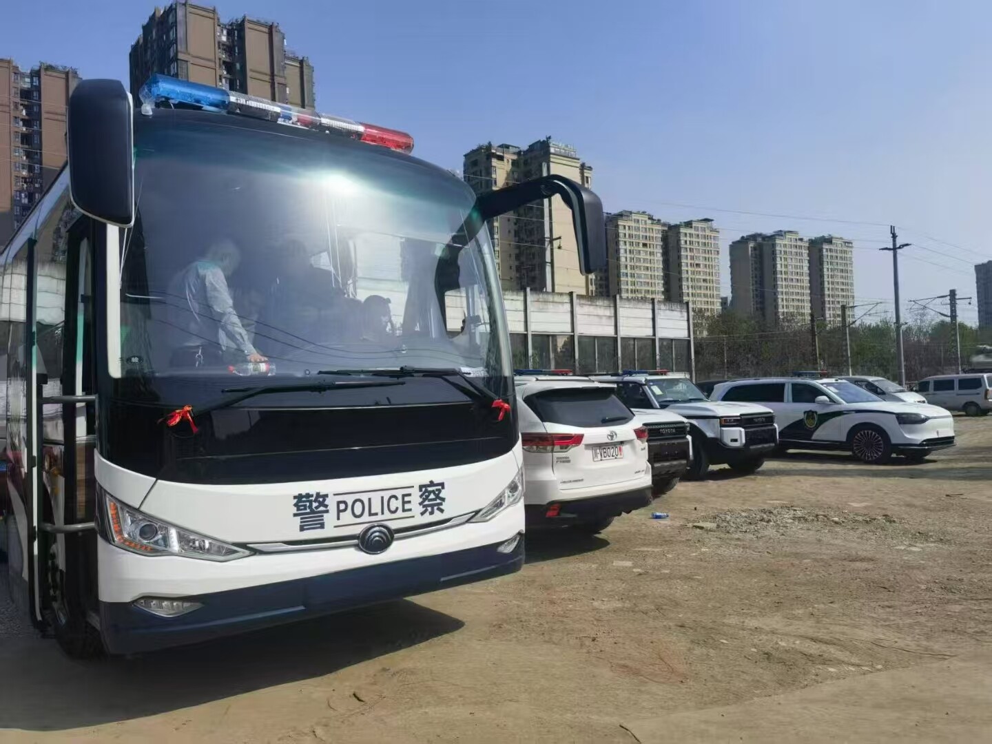 警用大巴与警车