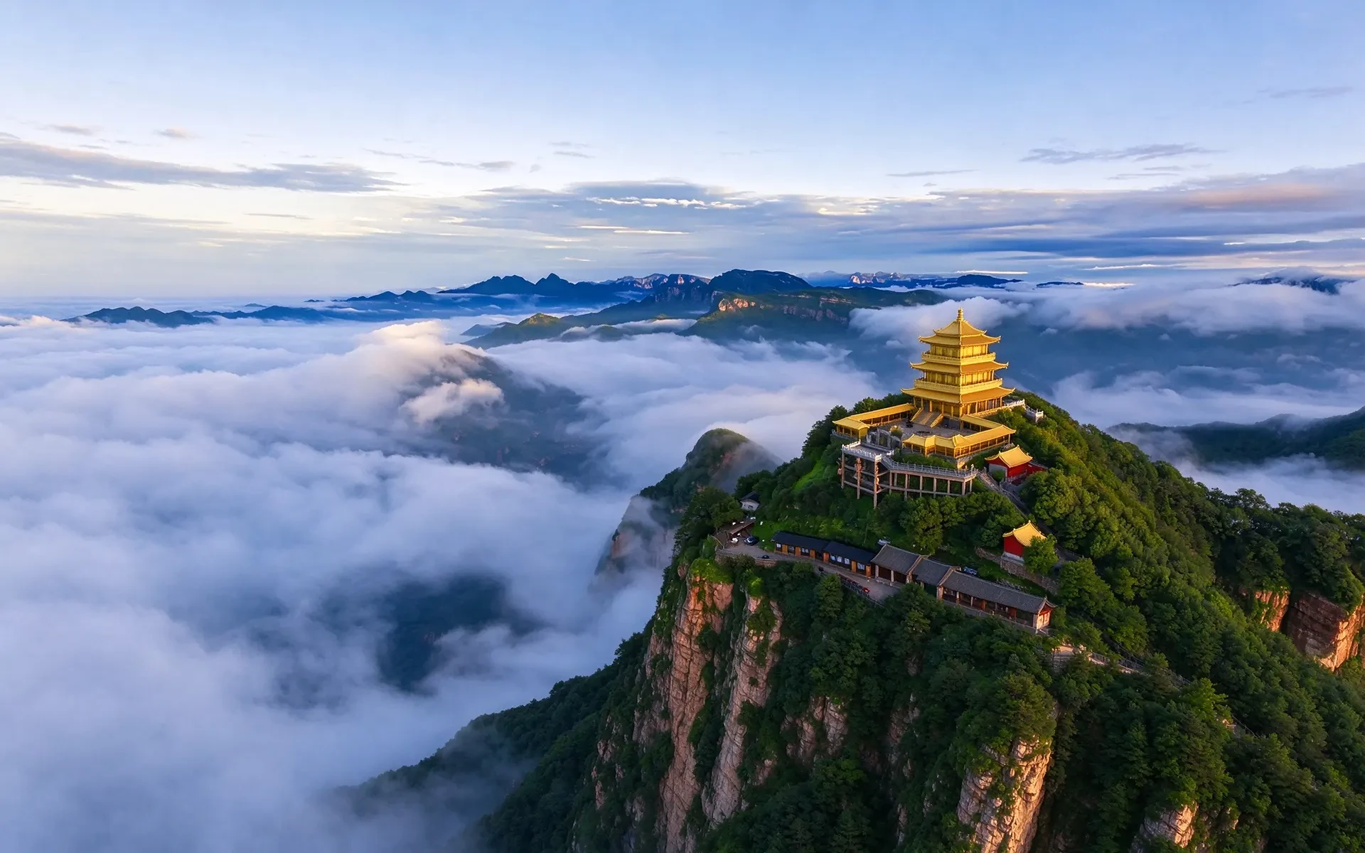 山谷云起的王屋山风貌