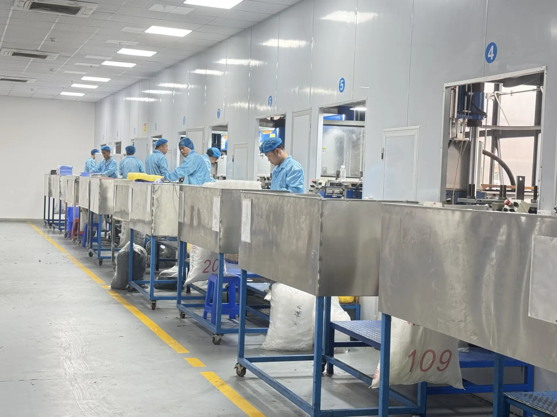 Molding workshop with 142 sets of production equipment