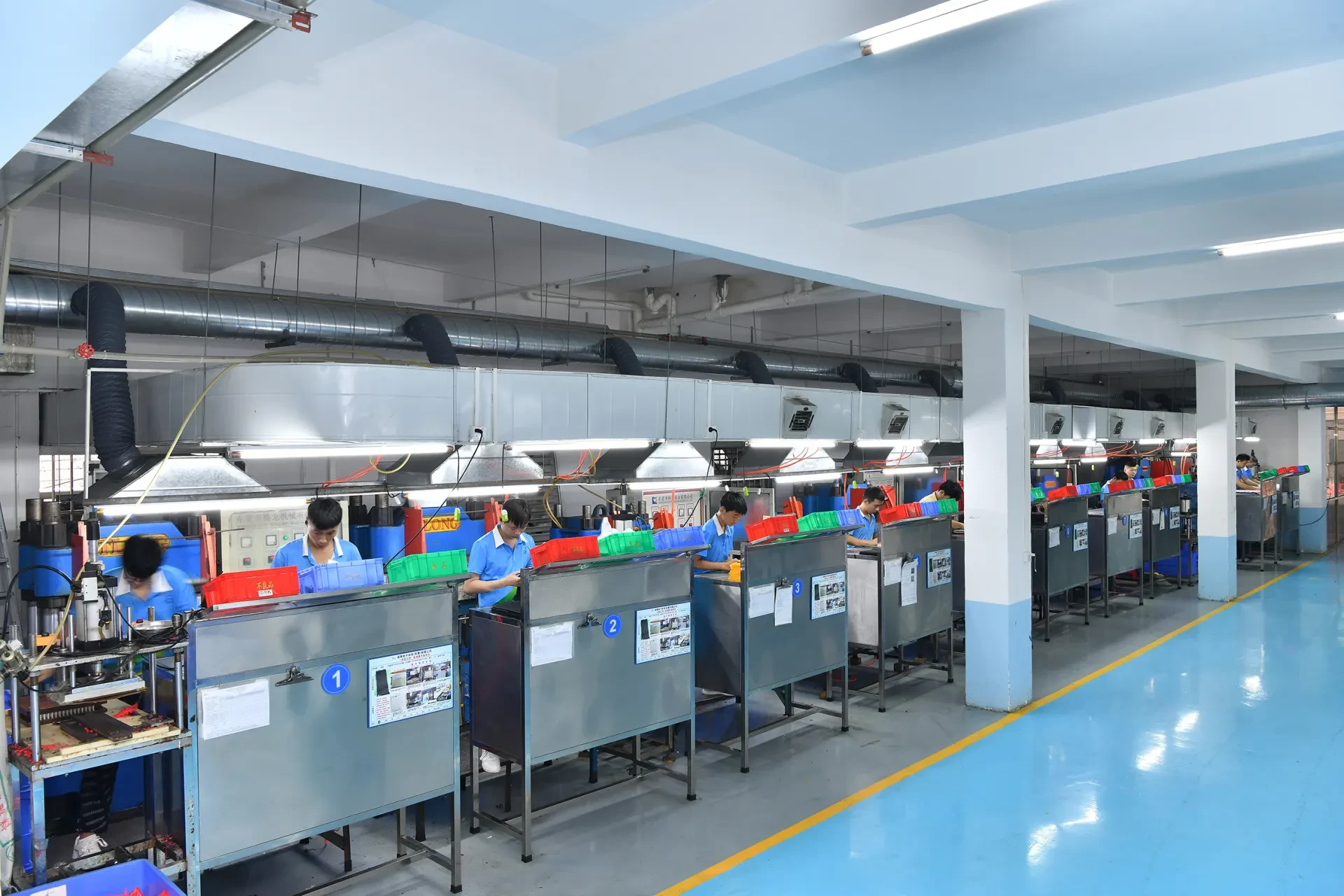 One of the solid silicone molding workshops can produce products up to 1.35m in size