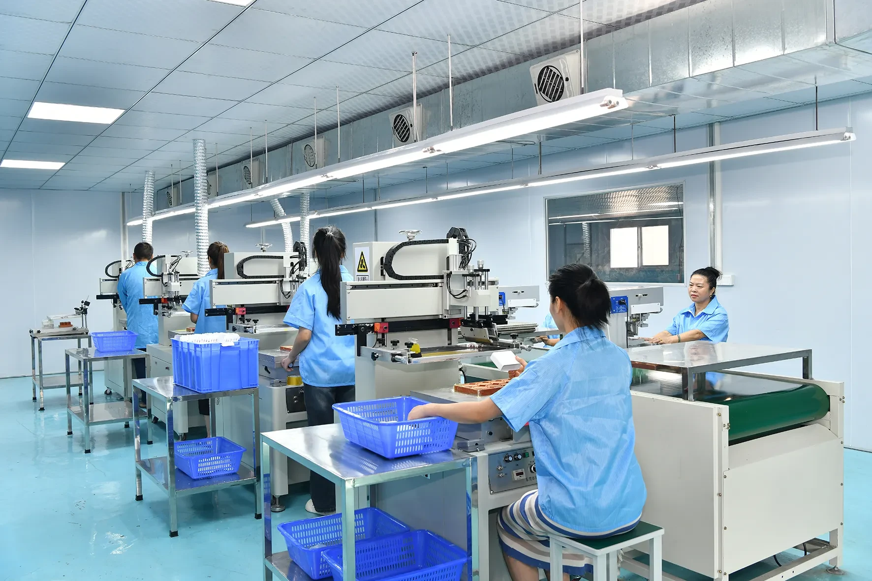 Our own silk screen printing and color heat transfer logo processing workshop,