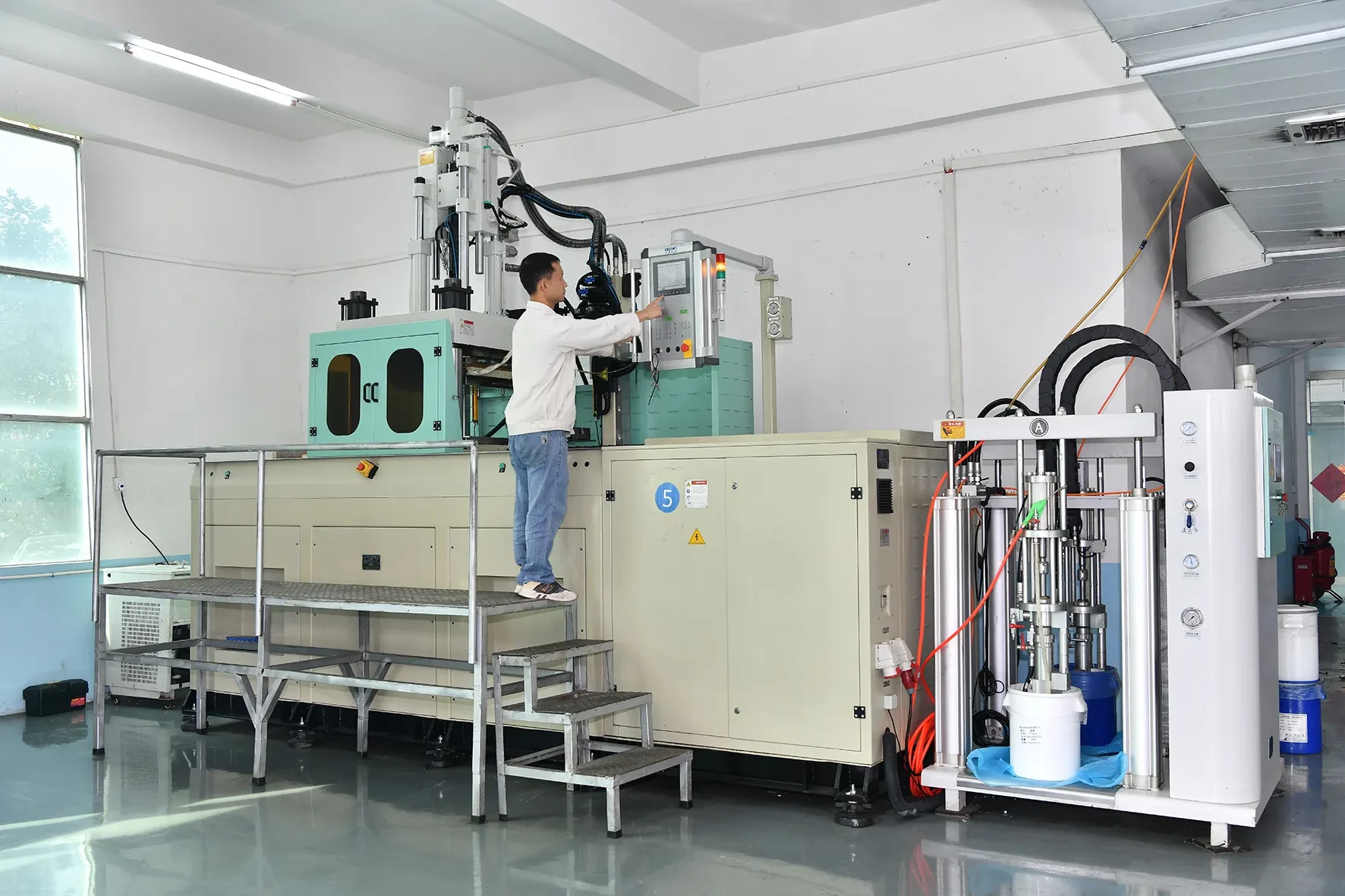 Multiple liquid silicone molding processing equipment to meet better quality requirements