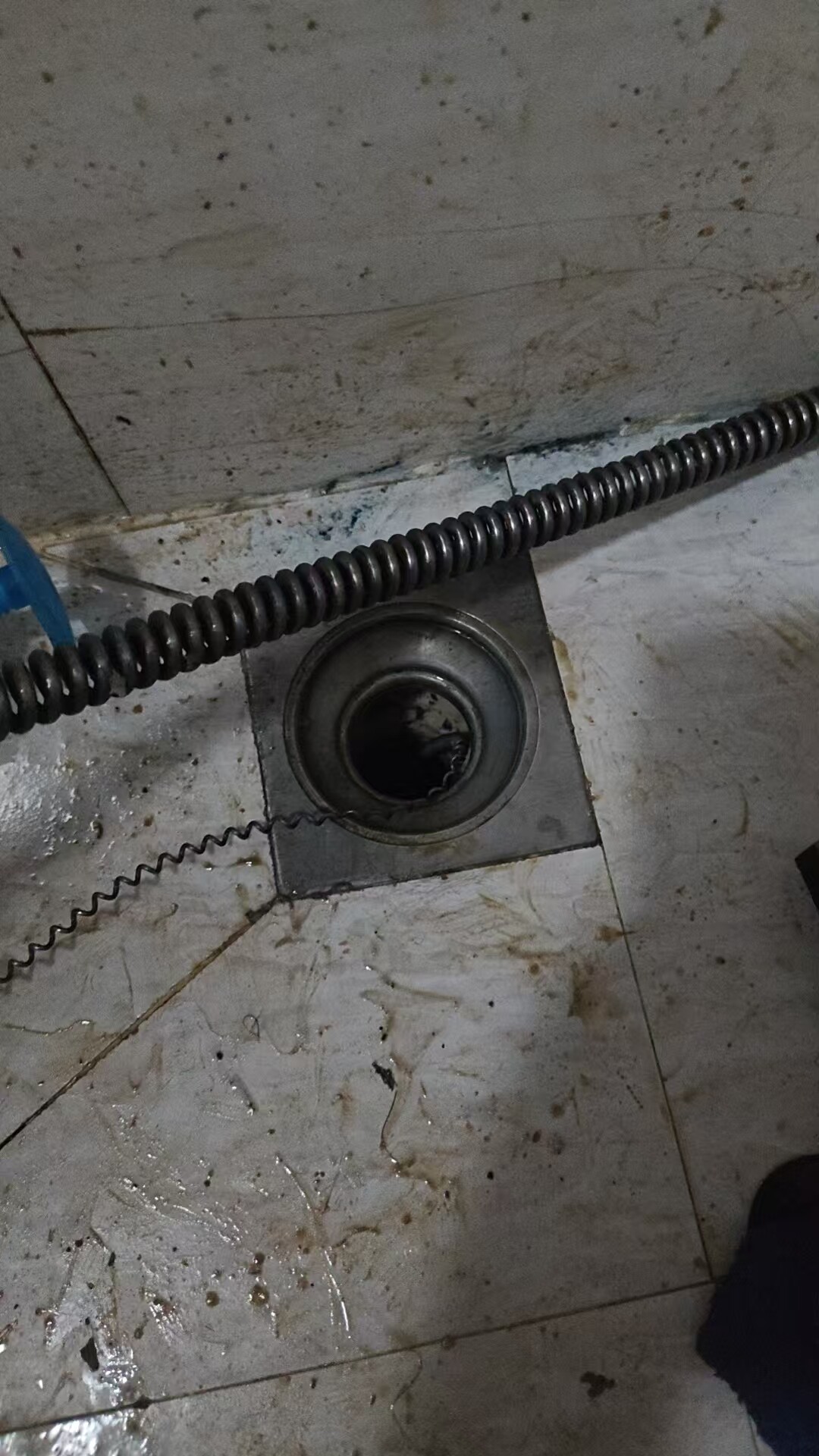 地漏疏通施工现场，专业弹簧疏通工具作业实拍