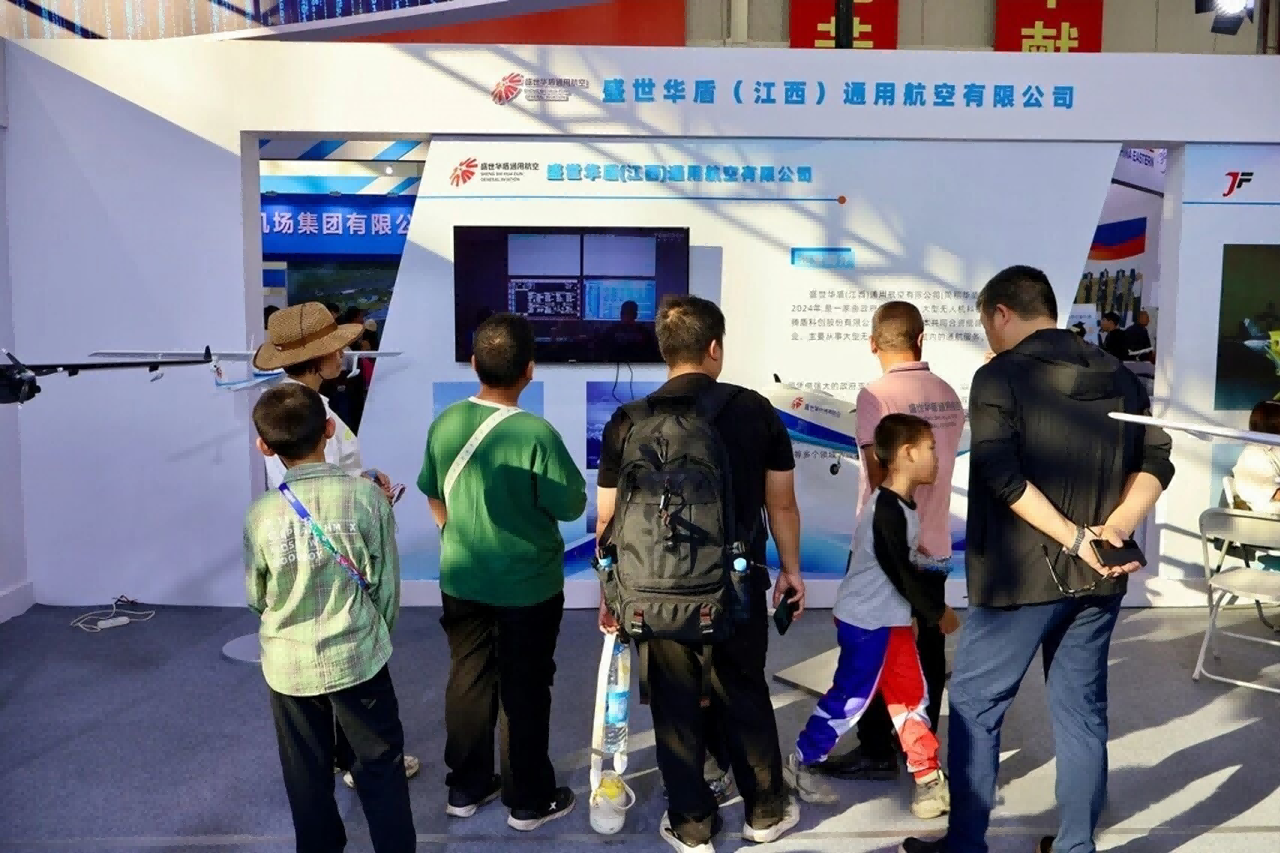 观众参观展台