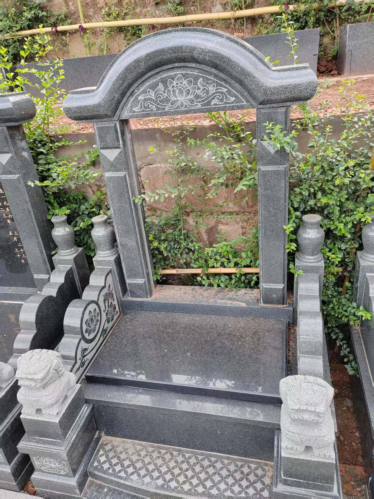 立碑双墓-1