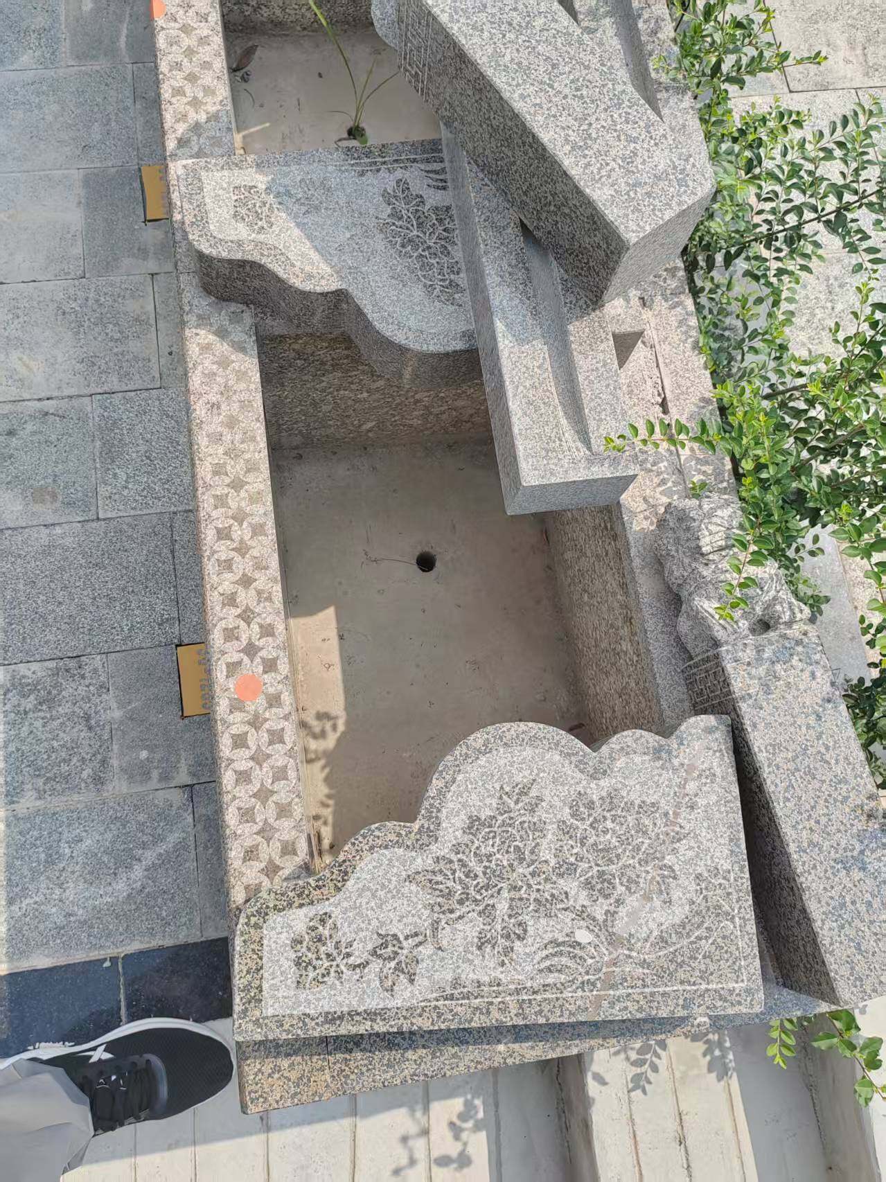 立碑双墓-1