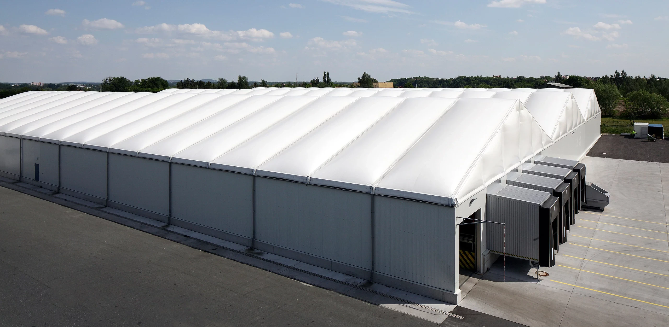 Large clear-span aluminum warehouse tent structure