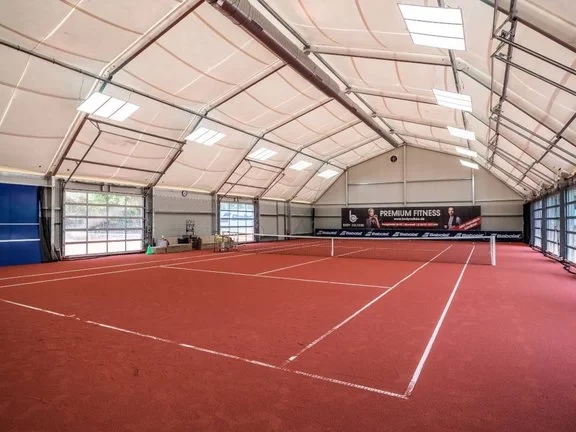 Clear-span aluminum sports hall covering courts