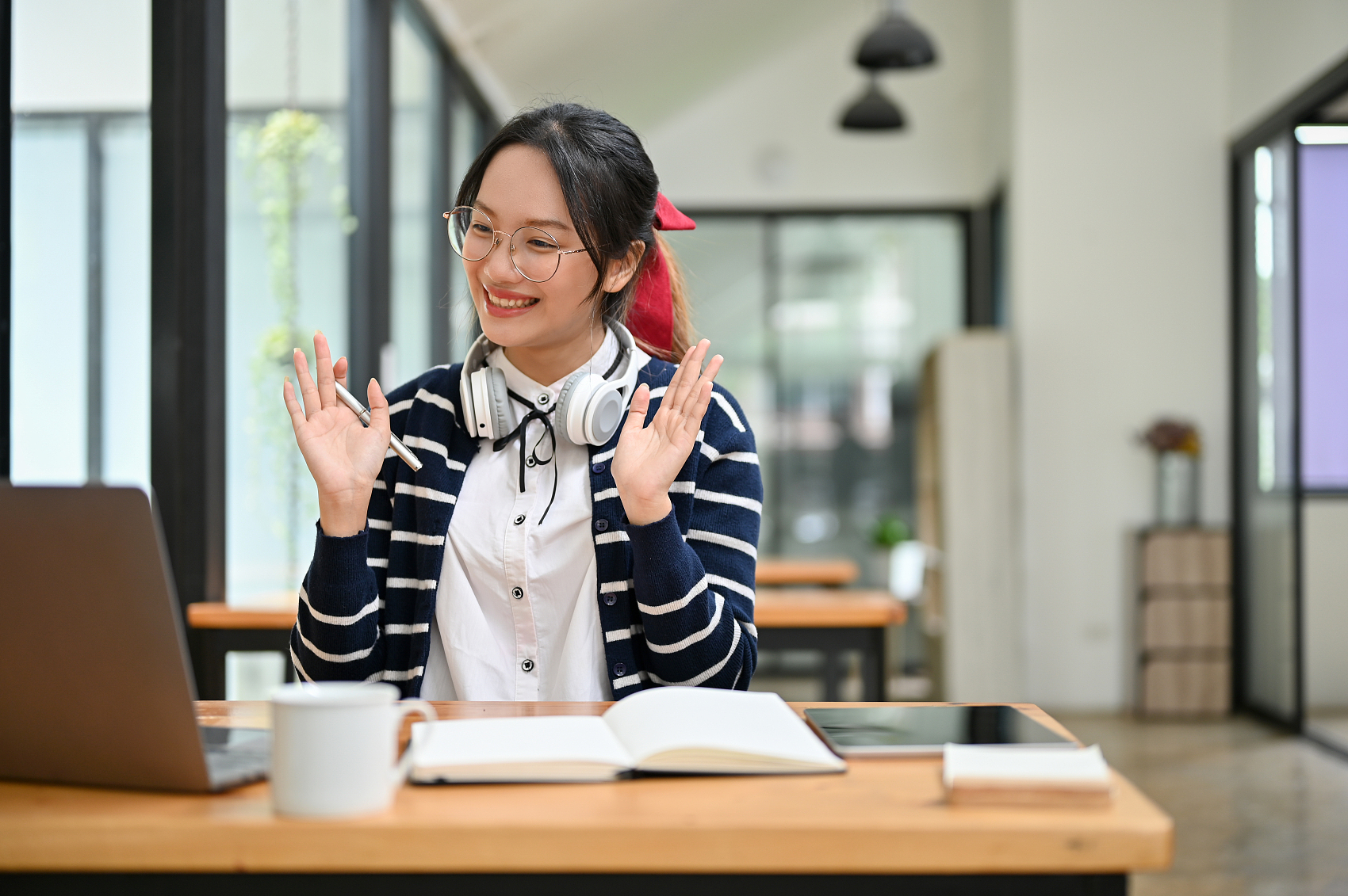 Foreign adults learning Chinese