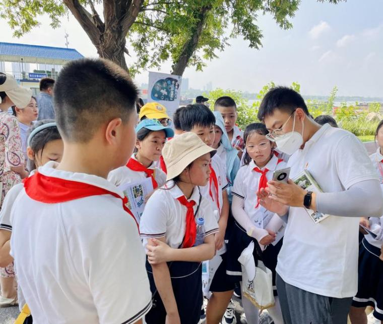 志愿者演示水环境DNA过滤仪一体化富集采样操作
