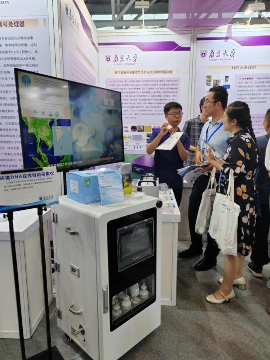展会现场交流