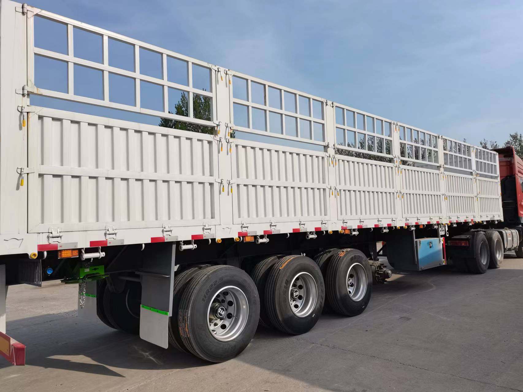 Tri Axle High Stake Semi Trailer 60 Ton Cargo Capacity