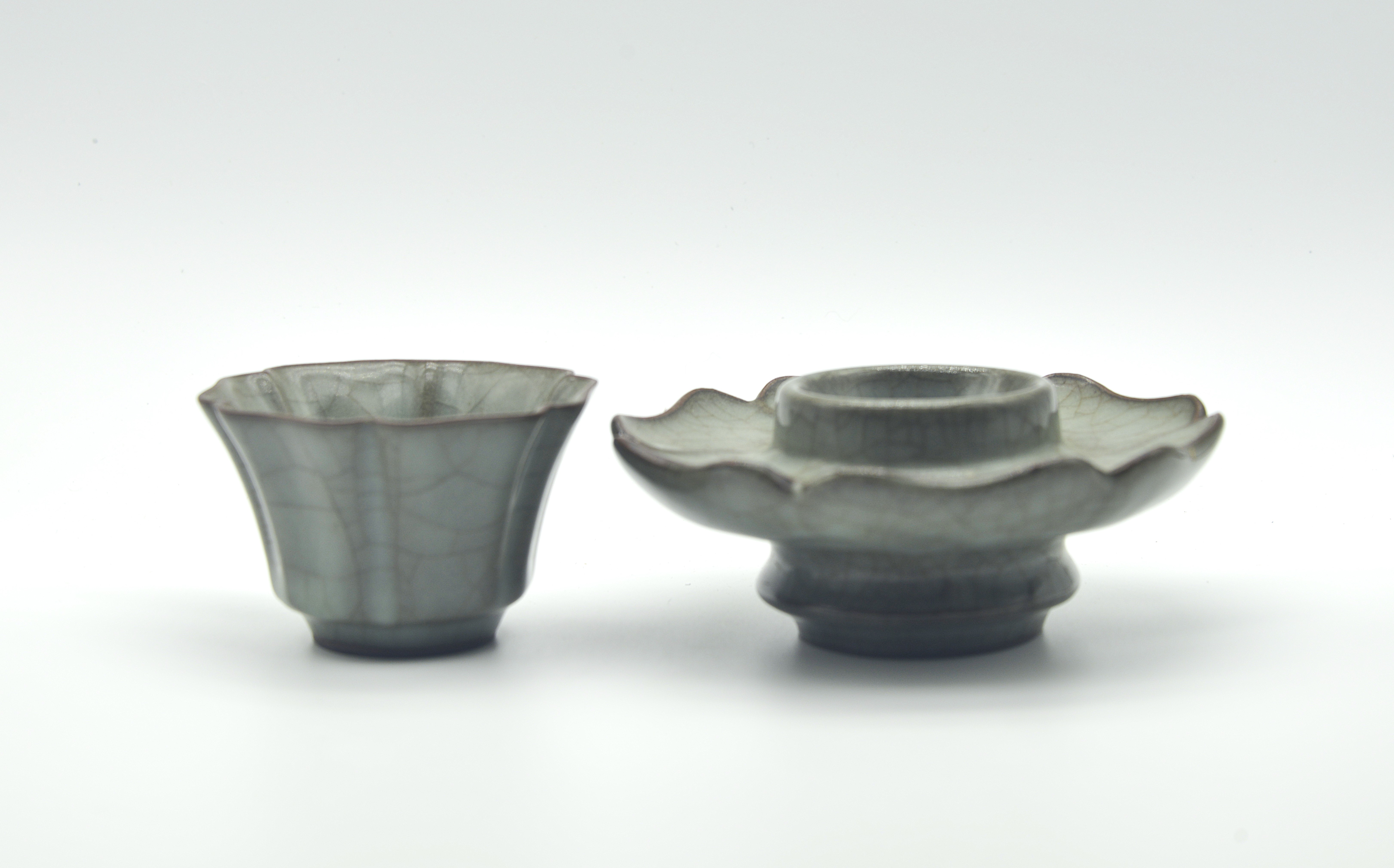 Guan Kiln Crackle Flower-Rim Tea Cup and Stand Set (1 pc). Height 10.5cm, Cup Height 5.5 cm, Rim Diameter 8 cm. Base Height 6 cm, Diameter 12.5cm, Bottom Diameter 5.3 cm - 4